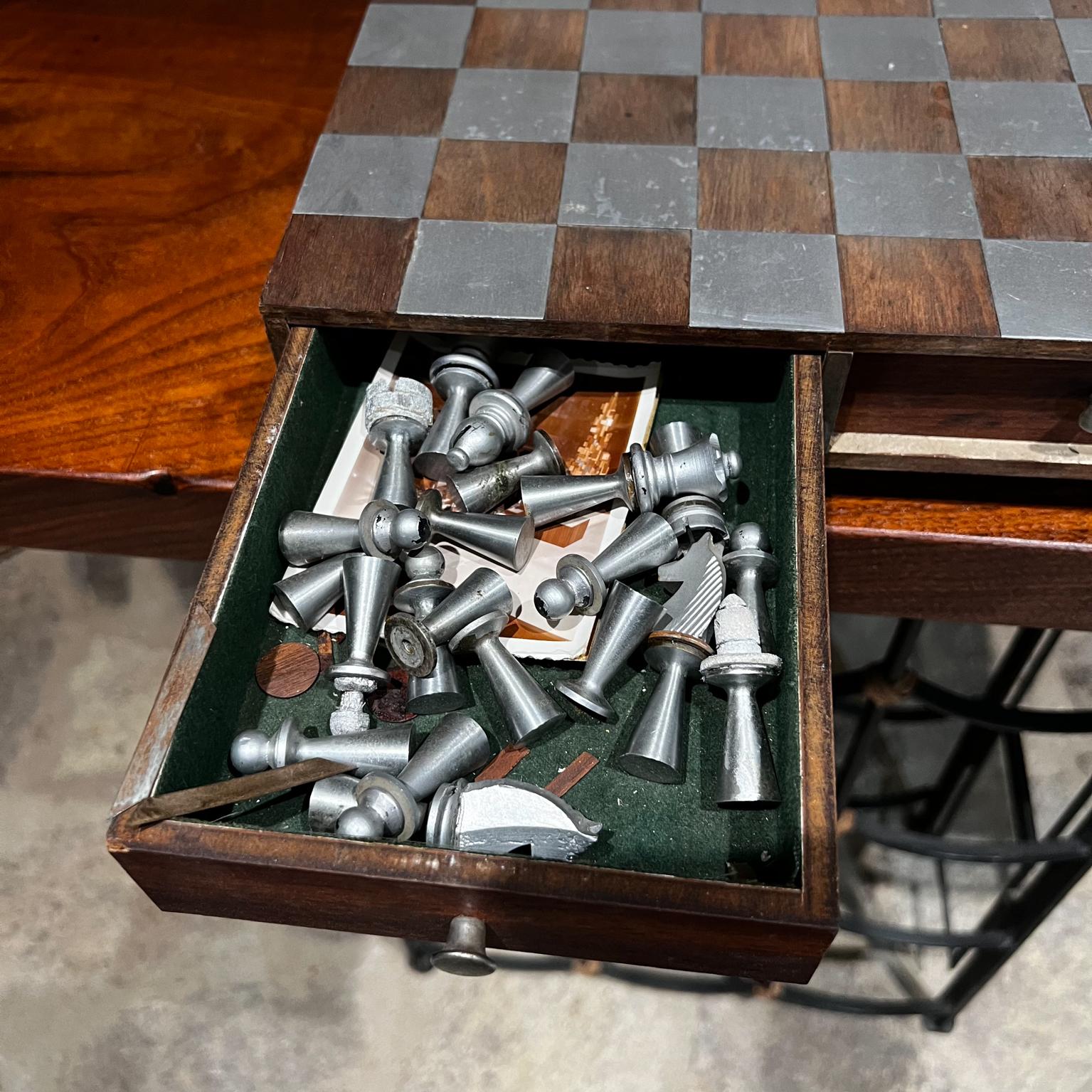 Jeu d'échecs moderniste des années 1960 - Ensemble saisissant en aluminium et bois de noyer Bon état - En vente à Chula Vista, CA