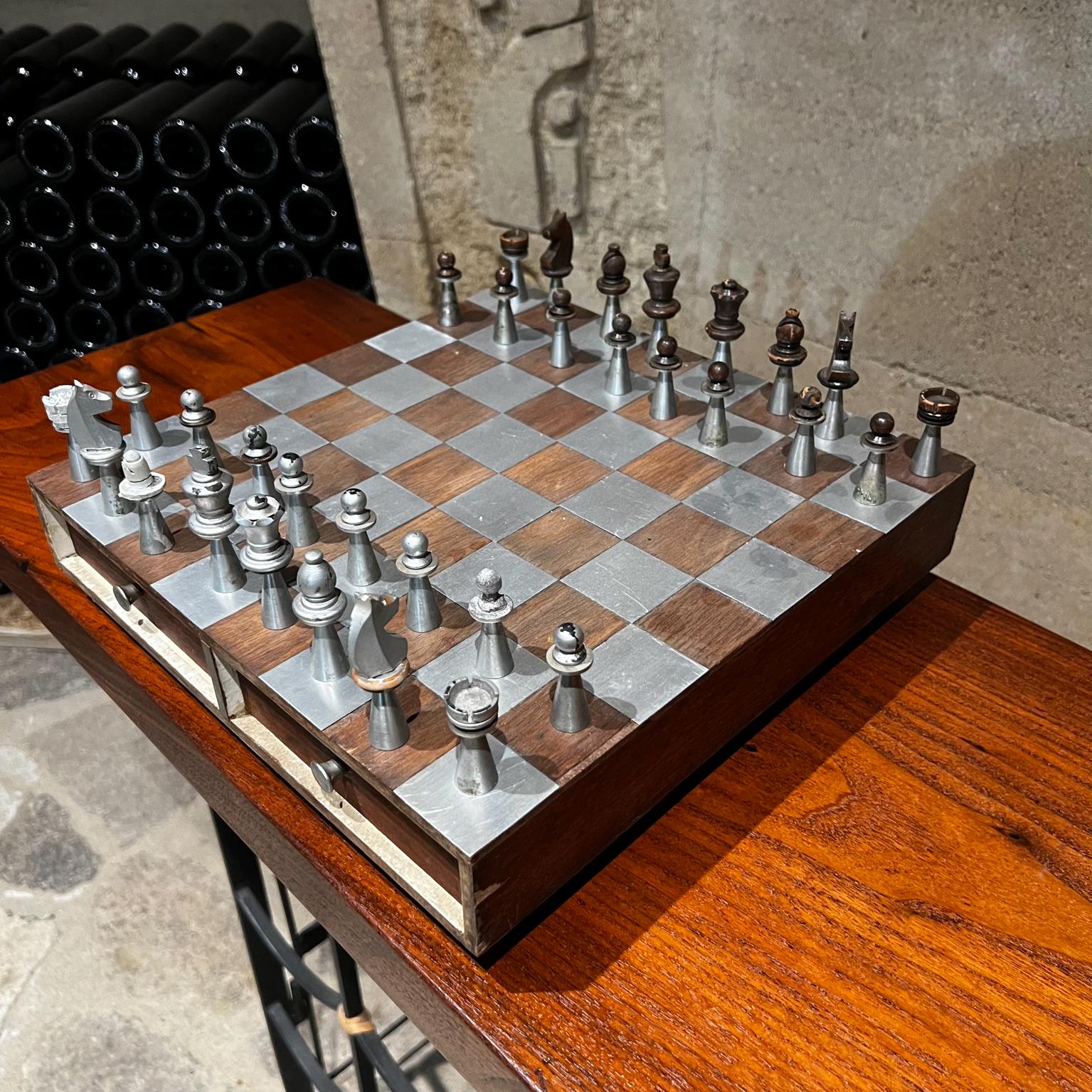 Milieu du XXe siècle Jeu d'échecs moderniste des années 1960 - Ensemble saisissant en aluminium et bois de noyer en vente