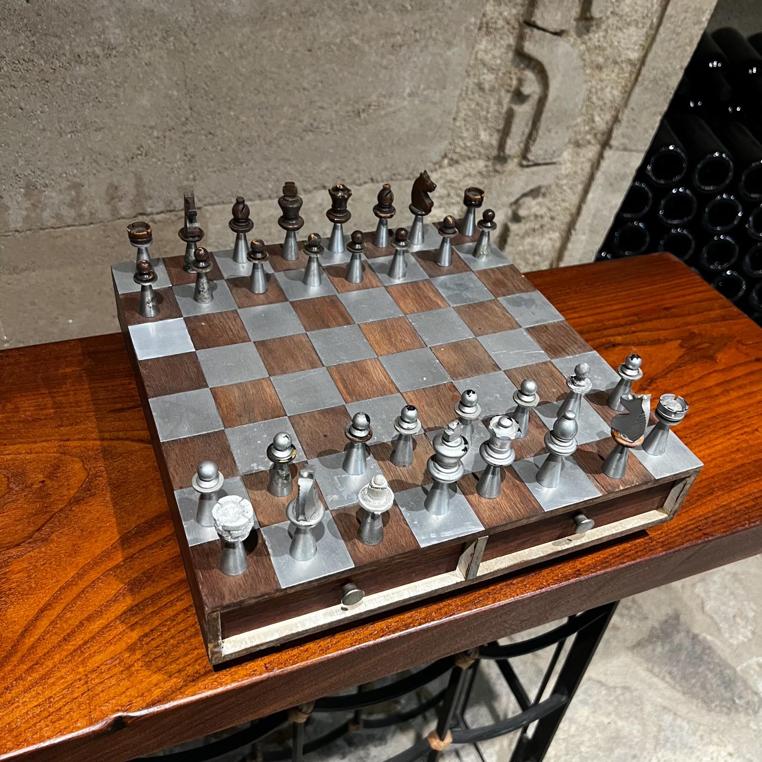 1960s Modernist Striking Chess Game Set Aluminum and Walnut Wood In Good Condition For Sale In Chula Vista, CA