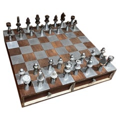 Set di giochi di scacchi modernista degli anni '60 in alluminio e legno di noce