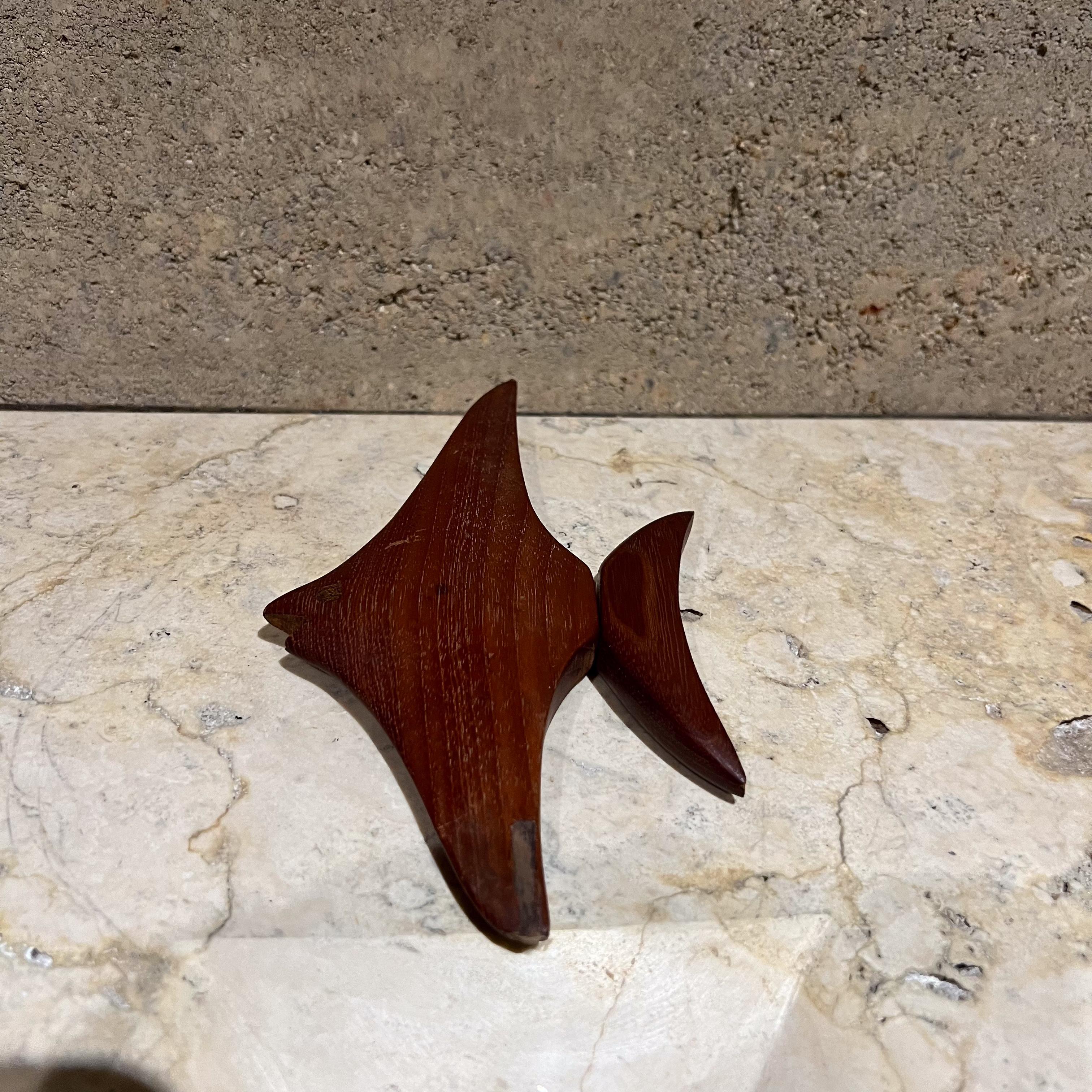 Scandinavian Modern Teak Fish Bottle Opener
8 h x 4.5 d x .75 thick
Preowned vintage condition
Refer to images