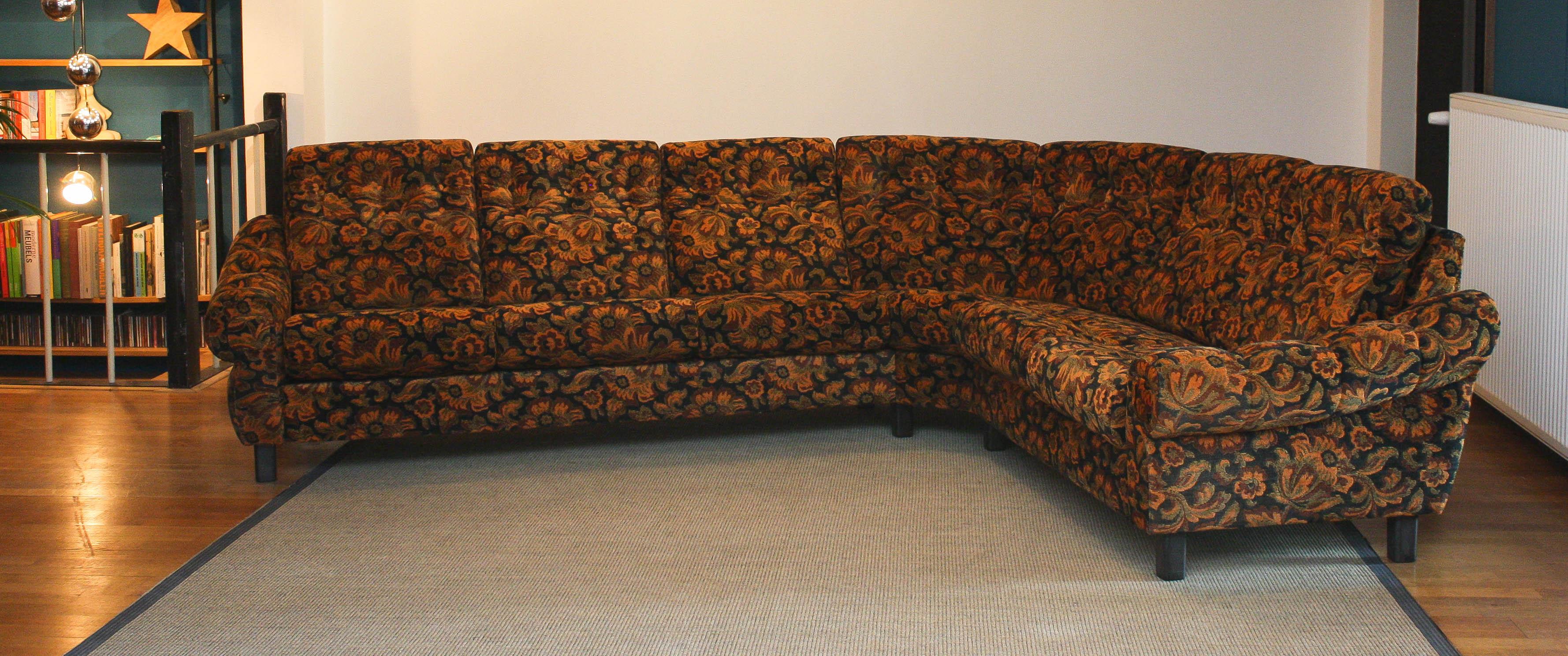 Beautiful eye catcher semi-modulair corner sofa in black / olive / brique jacquard fabric build by Broderna Andersson Industrier Ekenässjön in Sweden in overall very good and clean condition.
Extremely comfortable.
Sizes for the corner sofa are 118