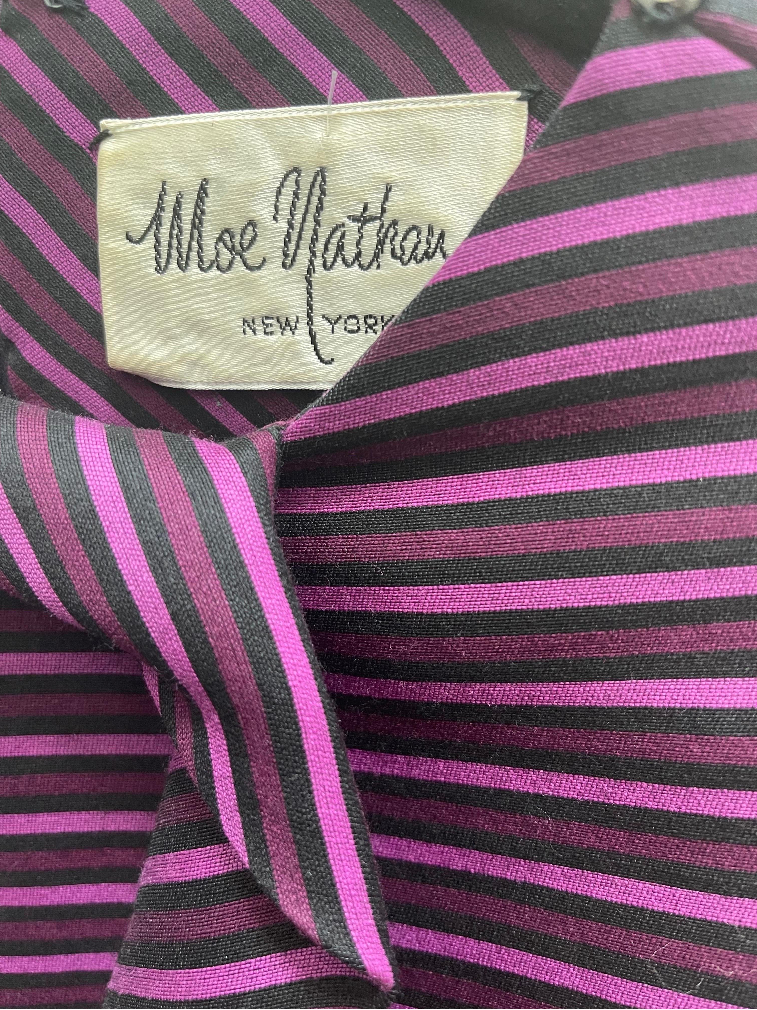 Chic Avant Garde MOE NATHAN New York robe à manches longues en soie rayée violette ! Col origami avec boutons-pression. Fermeture à glissière entièrement métallique dans le dos avec fermeture à crochet. Une silhouette très flatteuse avec un imprimé