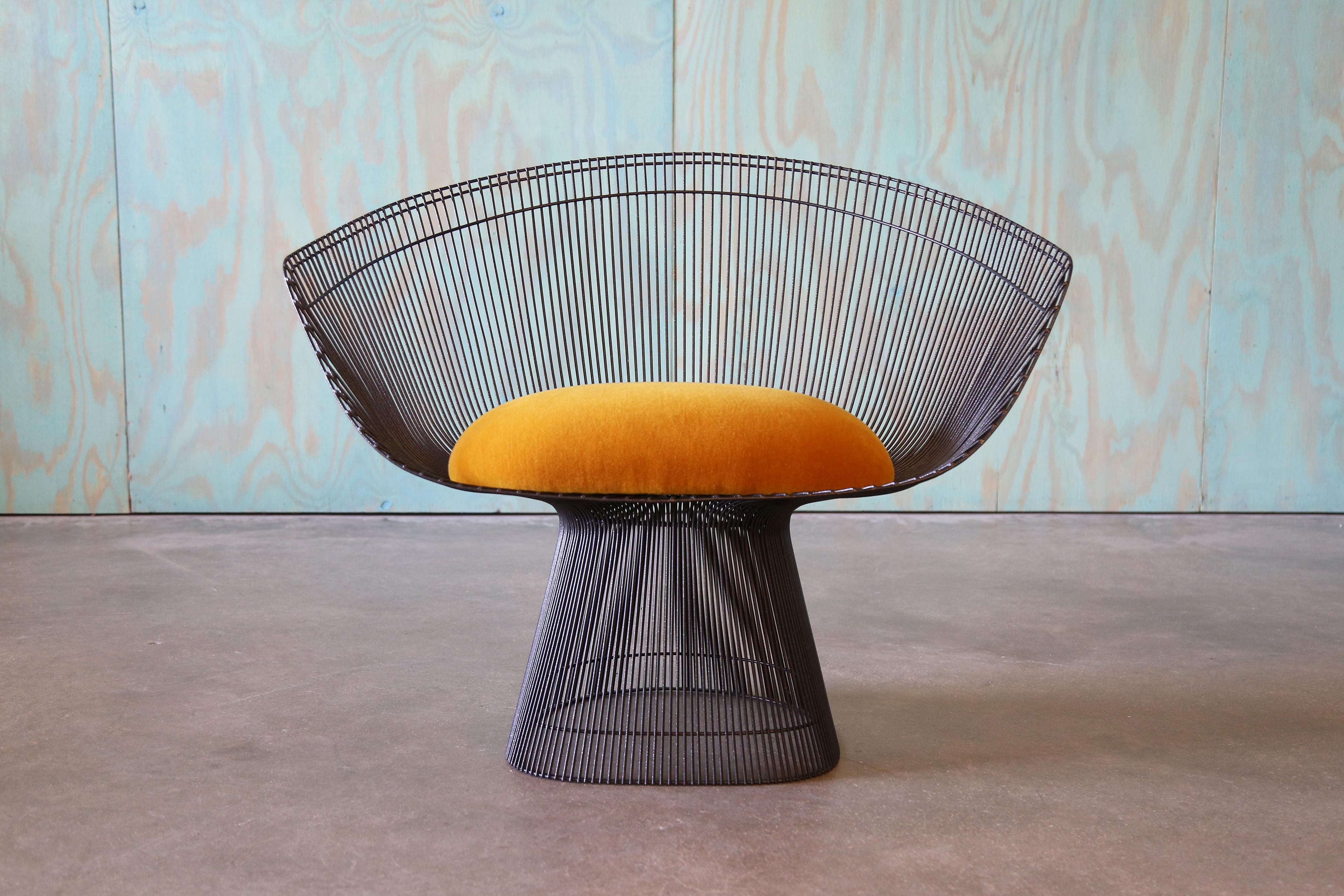 Un sillón Warren Platner para Knoll. Esta silla suele venir con una carcasa de fibra de vidrio totalmente tapizada, pero cuando encontramos esta silla sólo quedaba el armazón de alambre.  Esta silla se ha retapizado con un nuevo cojín de asiento en
