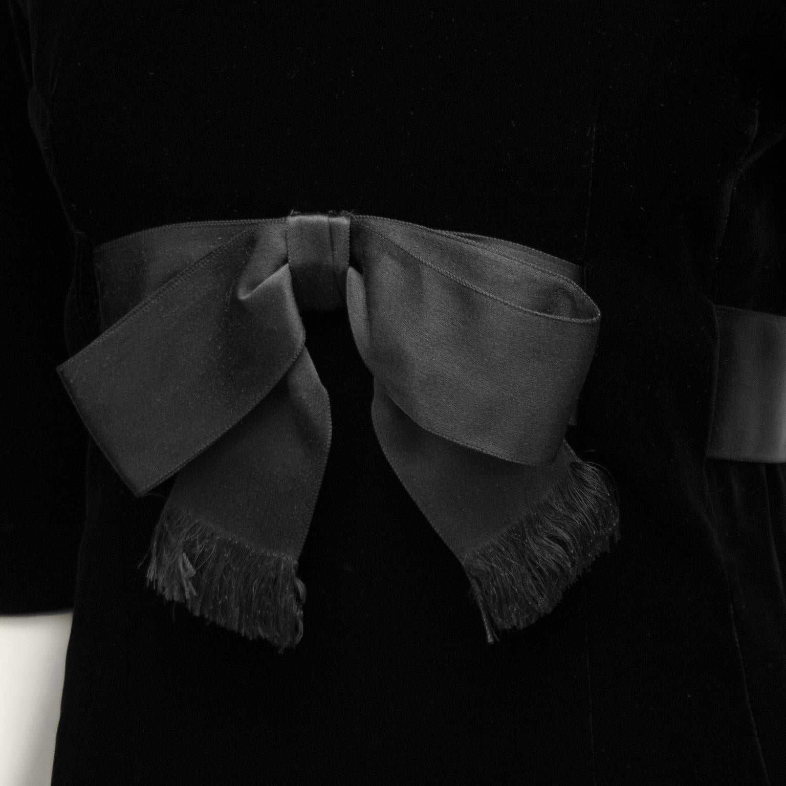 Vestido de terciopelo negro con lazo años 60 Mollie Parnis en Excelente estado para la venta en Toronto, Ontario