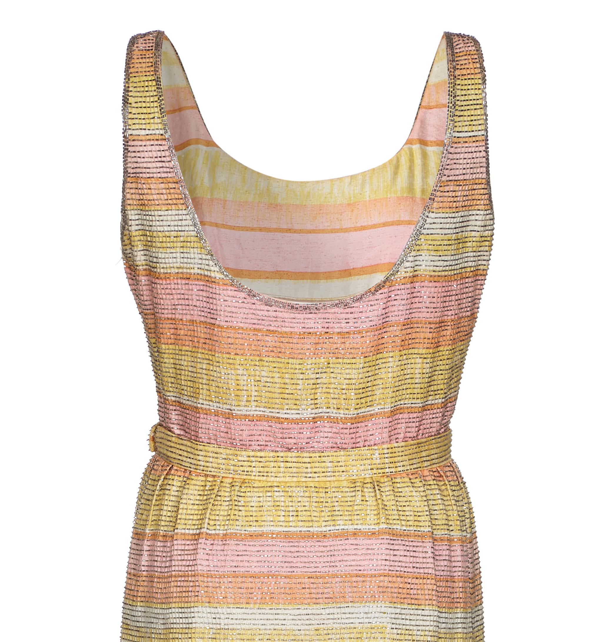 Vestido columna con cuentas en tonos pastel de Mollie Parnis de los años 60 en Excelente estado para la venta en London, GB