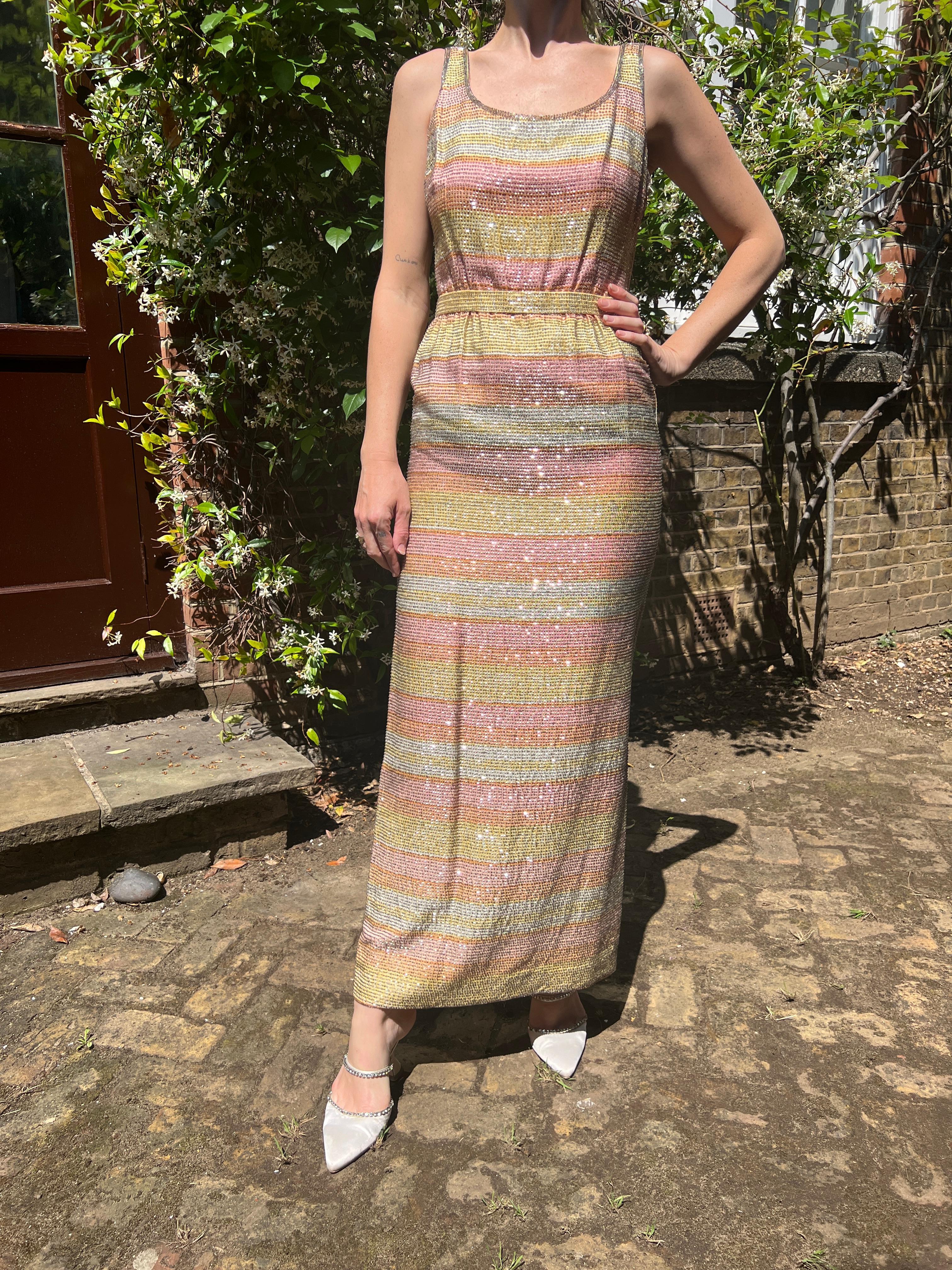 Vestido columna con cuentas en tonos pastel de Mollie Parnis de los años 60 en venta 1