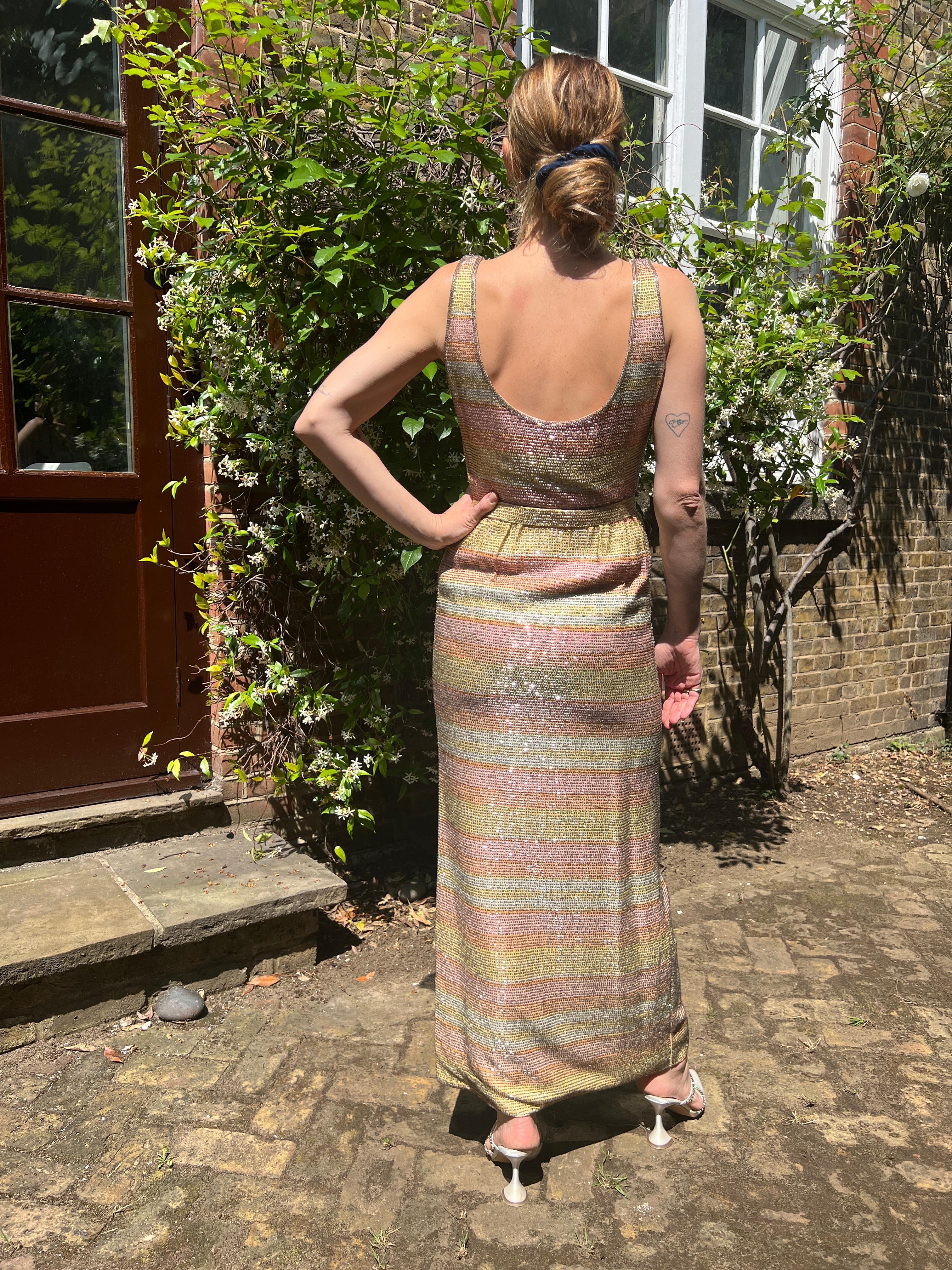 Vestido columna con cuentas en tonos pastel de Mollie Parnis de los años 60 en venta 2
