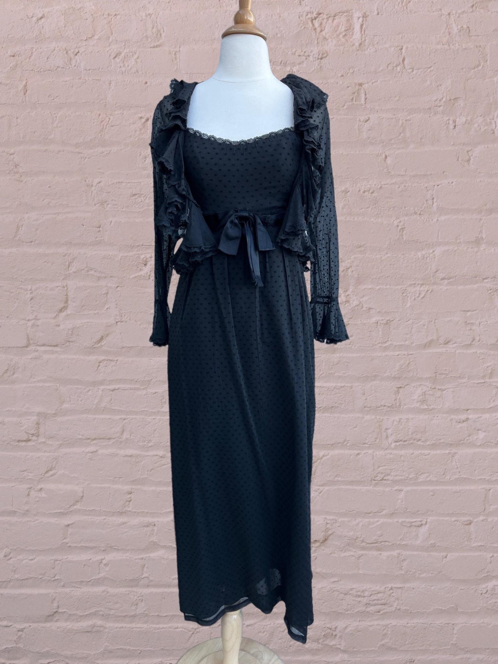 Vestido y chaqueta negros vintage de Mollie Parnis. Diminuto dibujo de puntos suizos en toda la superficie. El vestido no tiene mangas y lleva tirantes finos, corpiño ajustado con adornos de encaje, falda vaporosa y cierre de cremallera en la