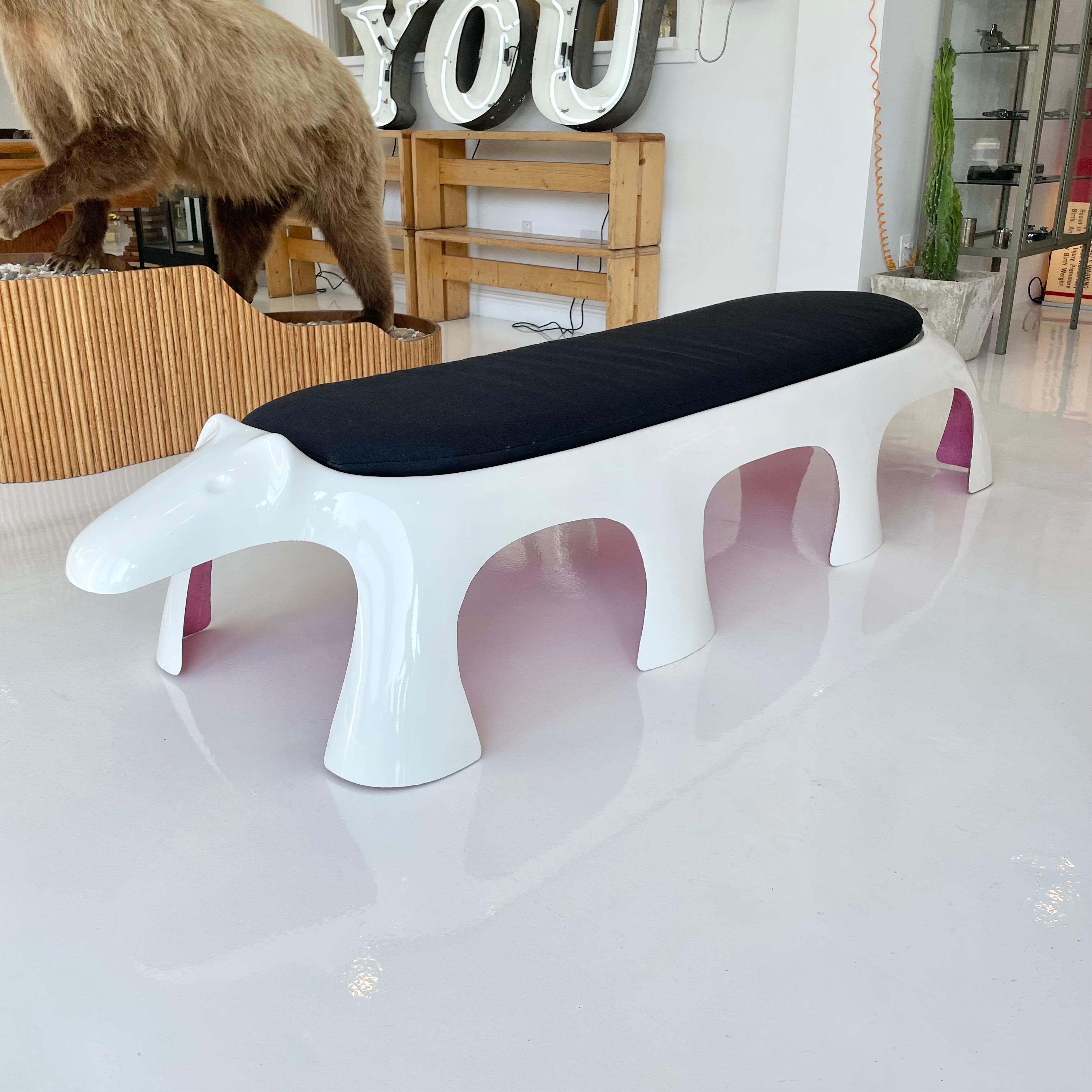 Monumentale Sitzbank aus Fiberglas in Form eines Erdferkels, hergestellt für Kotobuki Japan in den 1960er Jahren. Weiße Glasfaseraußenschale mit rosa Glasfaserunterseite. Neu angefertigtes Sitzkissen nach Maß. Fantastisches Stück Skulptur und
