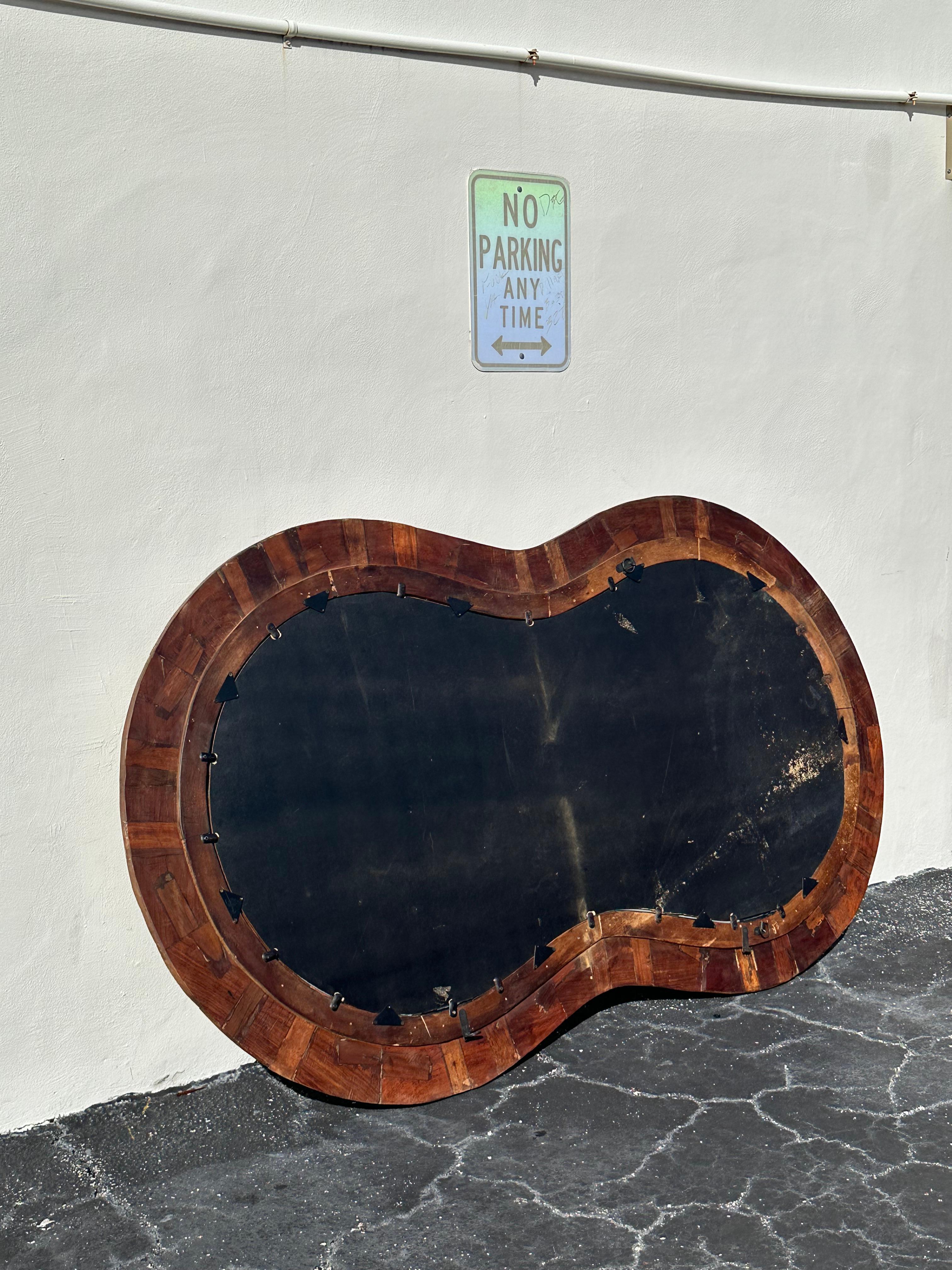 Miroir rustique monumental de forme libre en bois biomorphe des années 1960 en vente 5