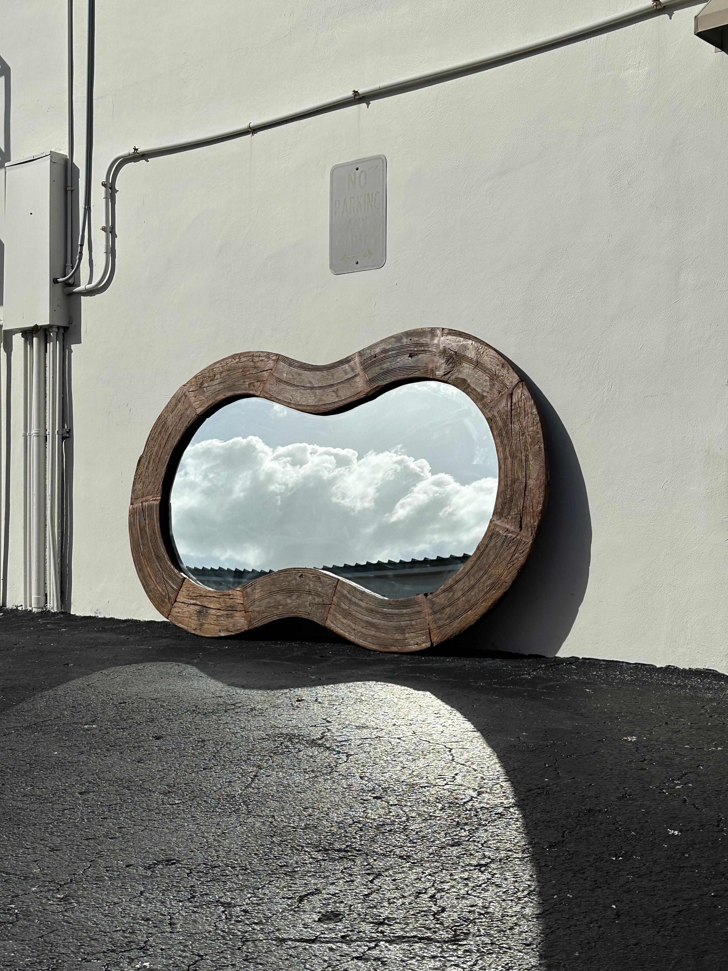 Mid-Century Modern Miroir rustique monumental de forme libre en bois biomorphe des années 1960 en vente