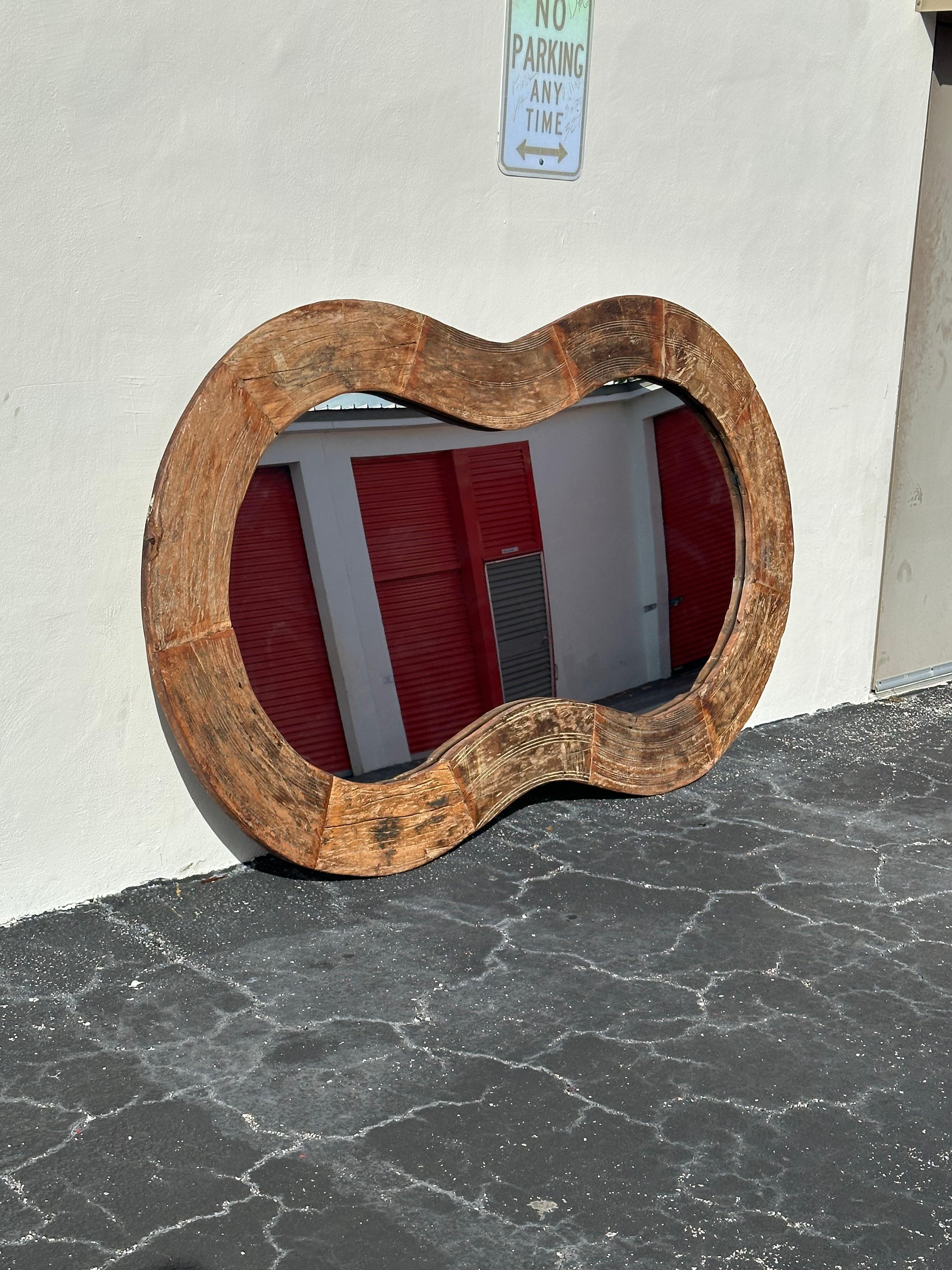Miroir rustique monumental de forme libre en bois biomorphe des années 1960 Bon état - En vente à Fort Lauderdale, FL
