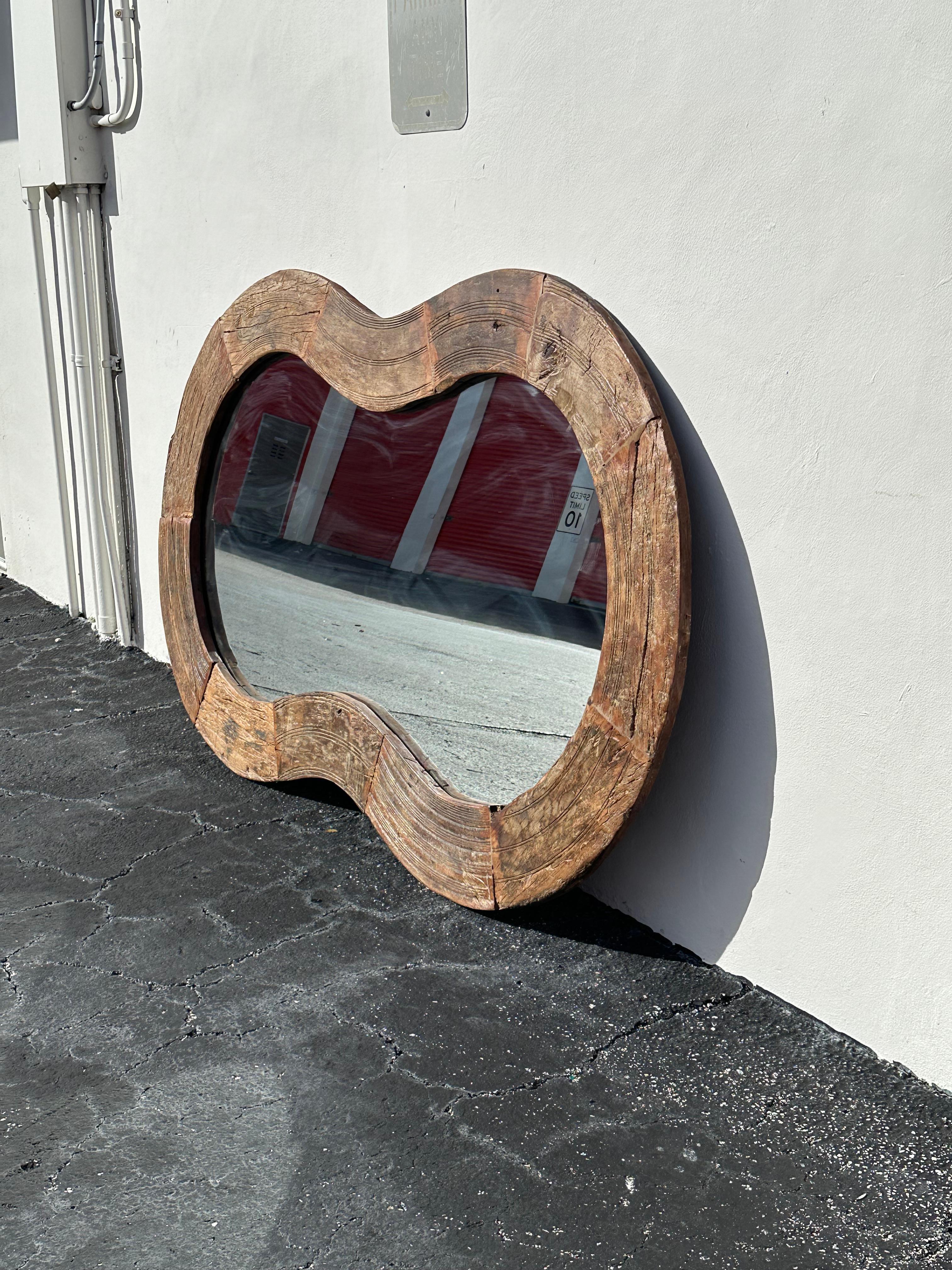 Milieu du XXe siècle Miroir rustique monumental de forme libre en bois biomorphe des années 1960 en vente