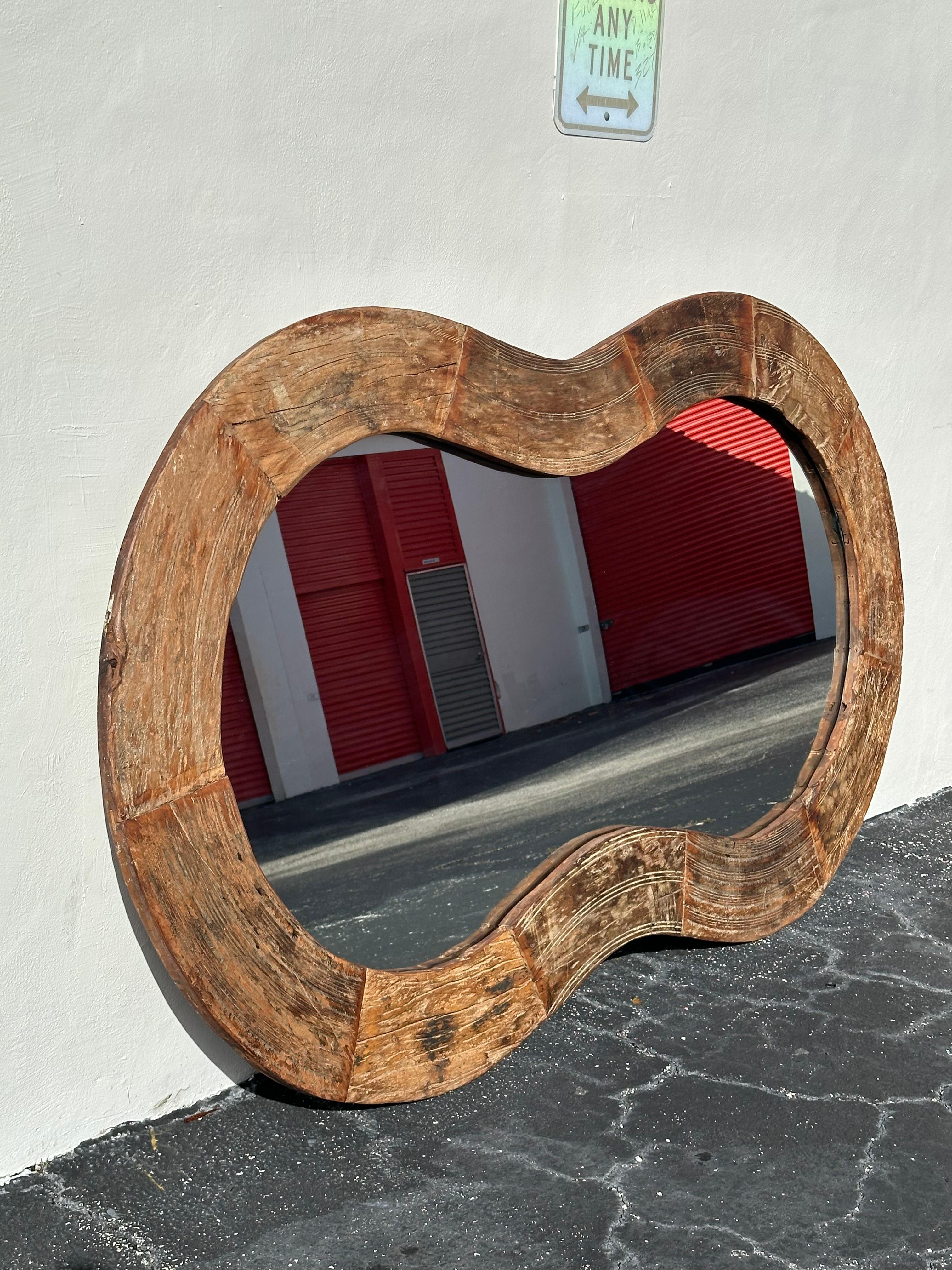 Miroir rustique monumental de forme libre en bois biomorphe des années 1960 en vente 1