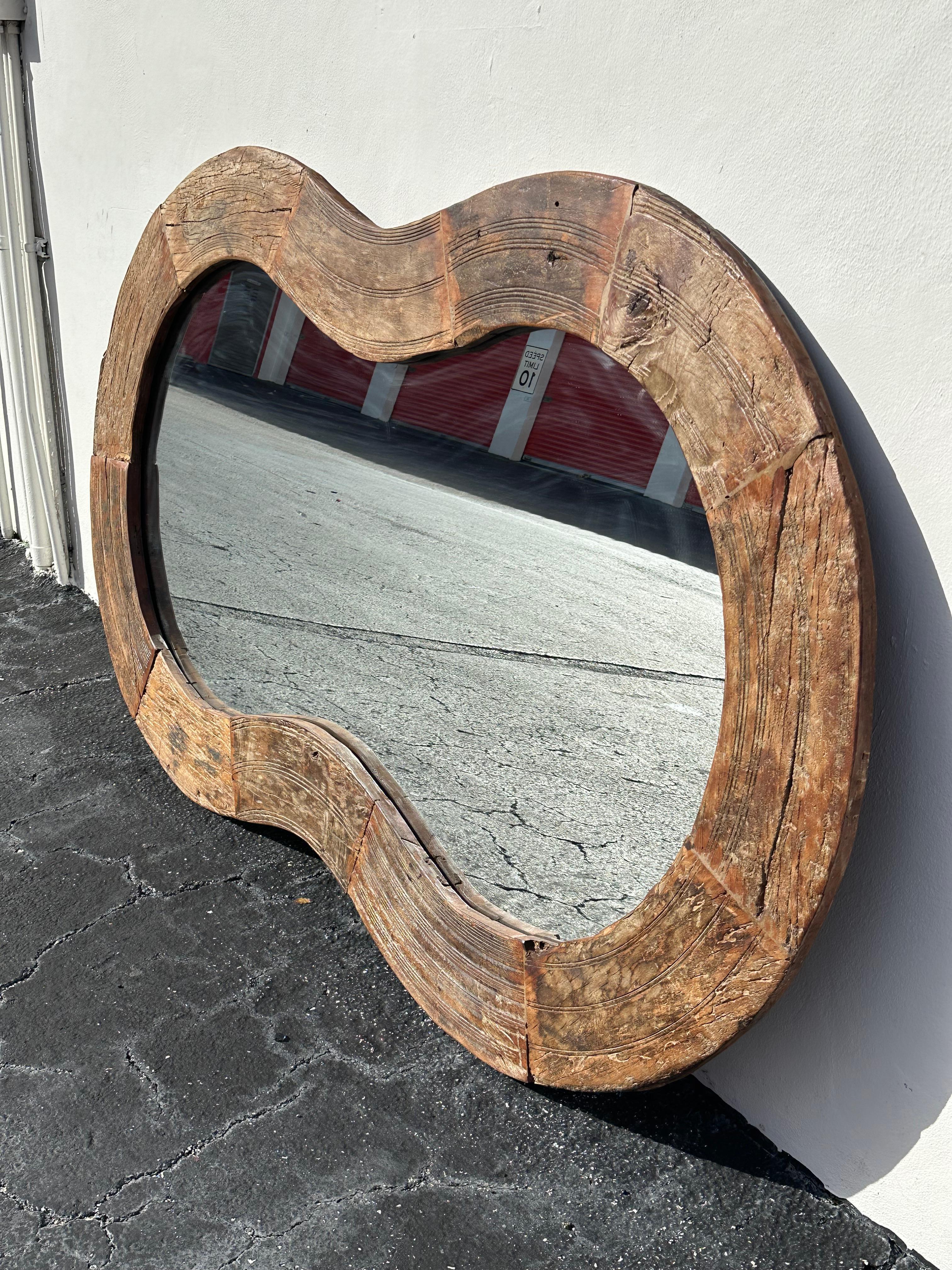 Miroir rustique monumental de forme libre en bois biomorphe des années 1960 en vente 2