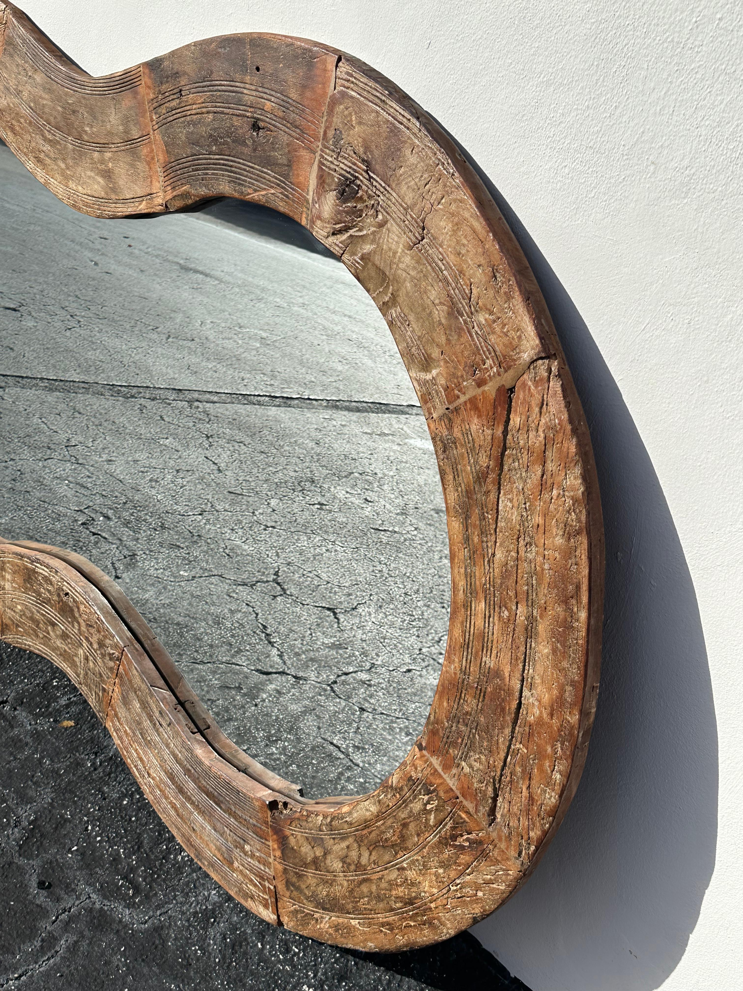 Miroir rustique monumental de forme libre en bois biomorphe des années 1960 en vente 3