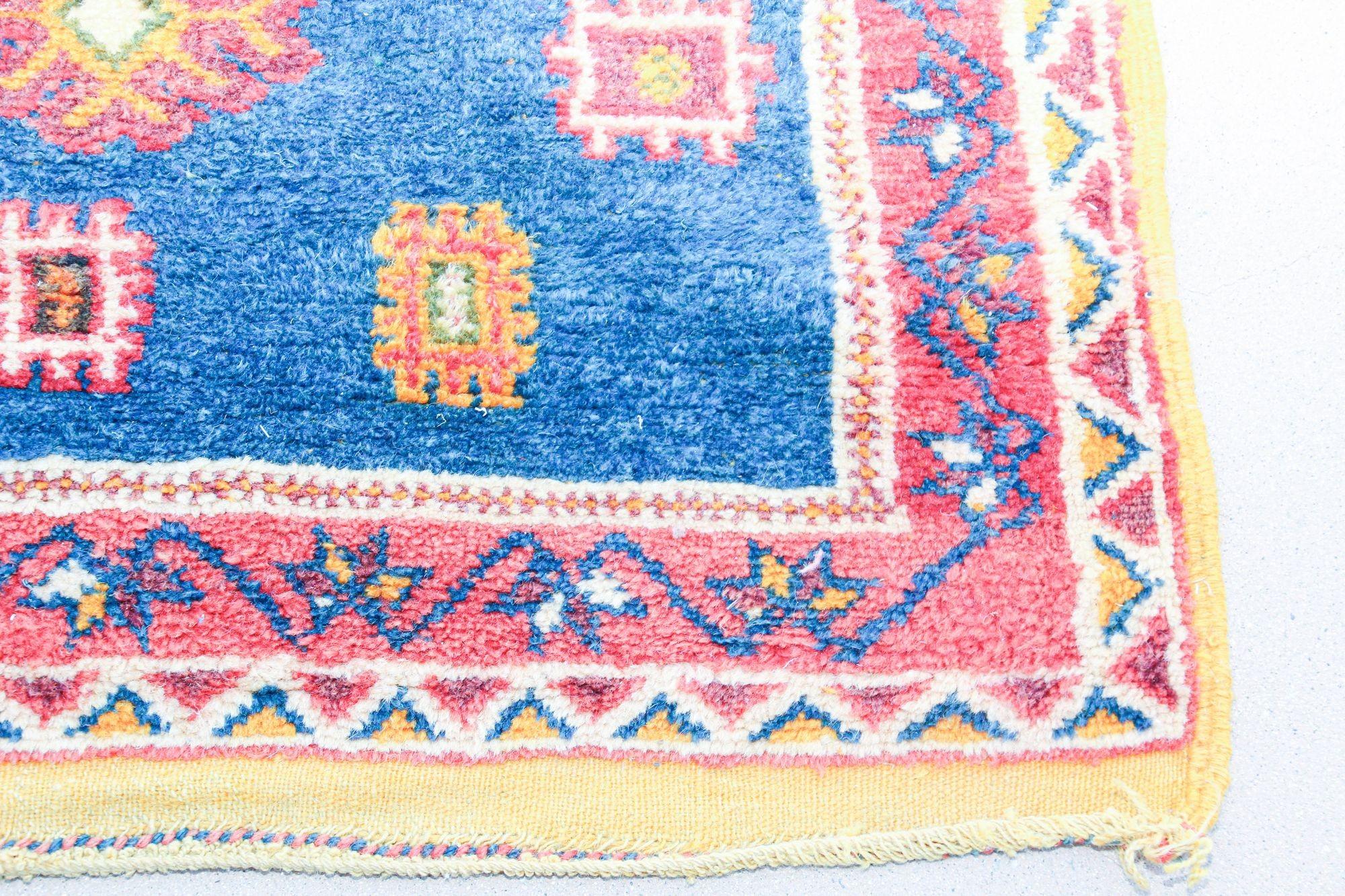 Marocain Tapis berbère marocain des années 1960 dans les couleurs bleu royal, rose et orange en vente