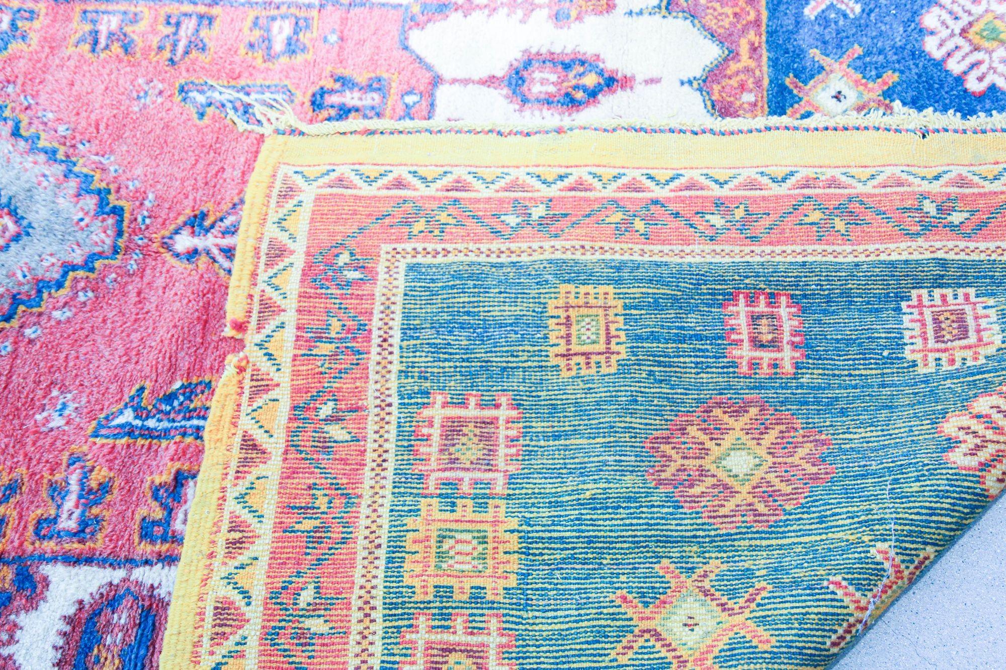 Laine Tapis berbère marocain des années 1960 dans les couleurs bleu royal, rose et orange en vente