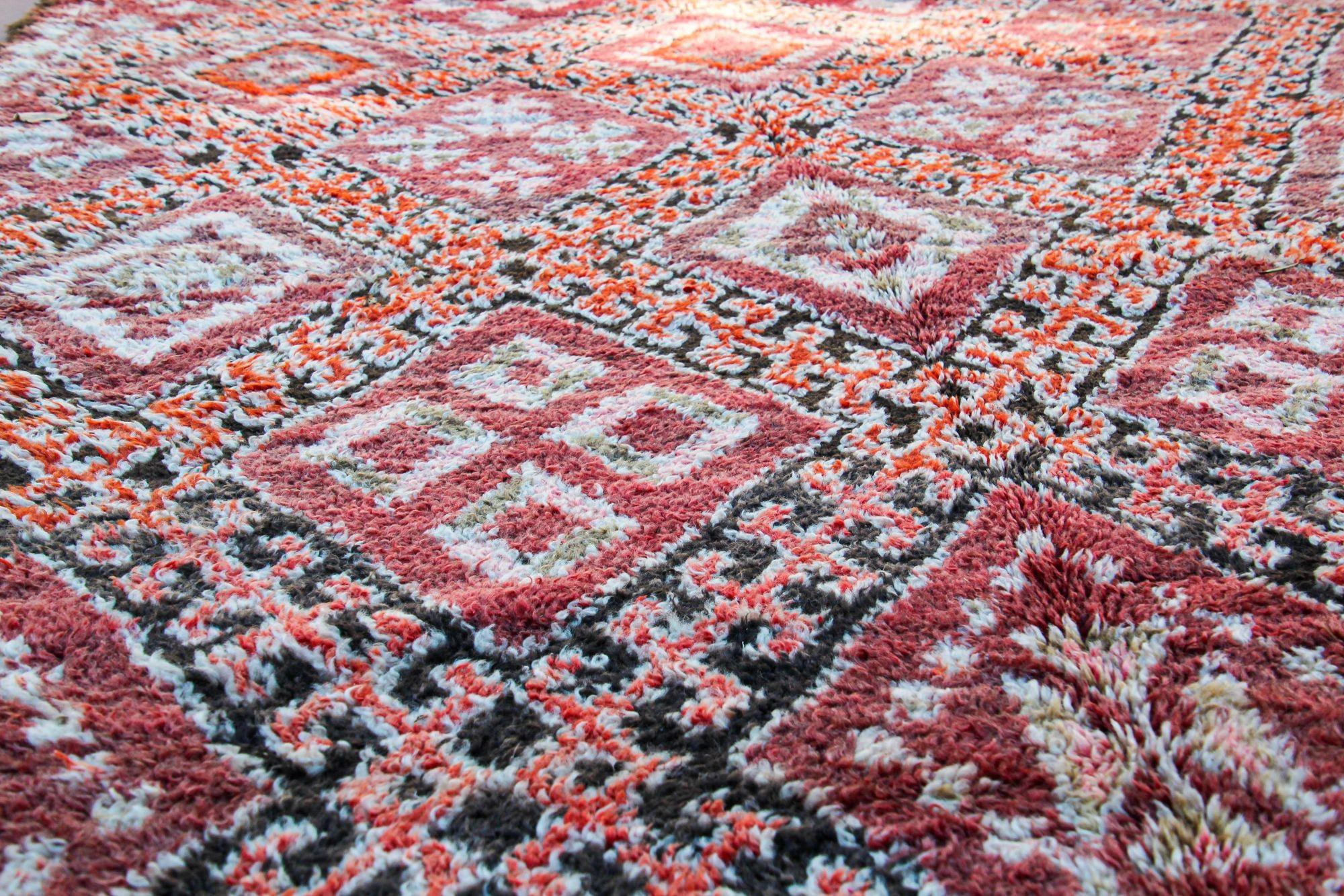 1960s Moroccan Berber Rug Pink Vintage Rehmana Marrakech Carpet For Sale 3