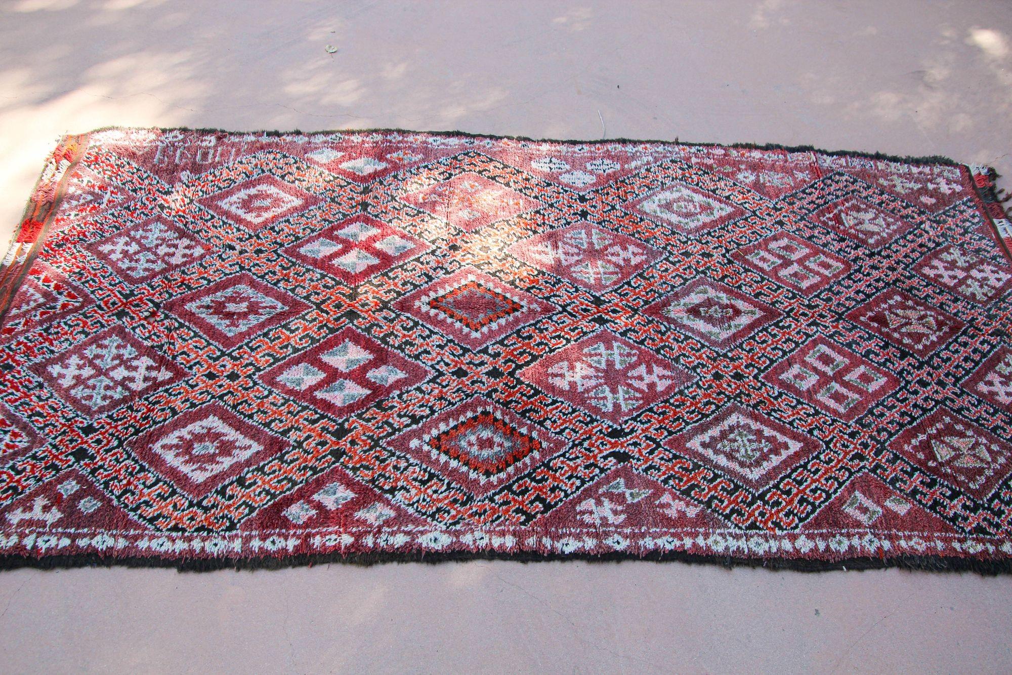 1960s Moroccan Berber Rug Pink Vintage Rehmana Marrakech Carpet For Sale 5
