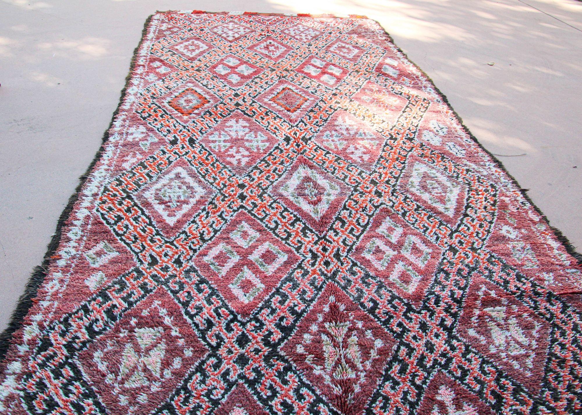 1960s Moroccan Berber Rug Pink Vintage Rehmana Marrakech Carpet For Sale 7