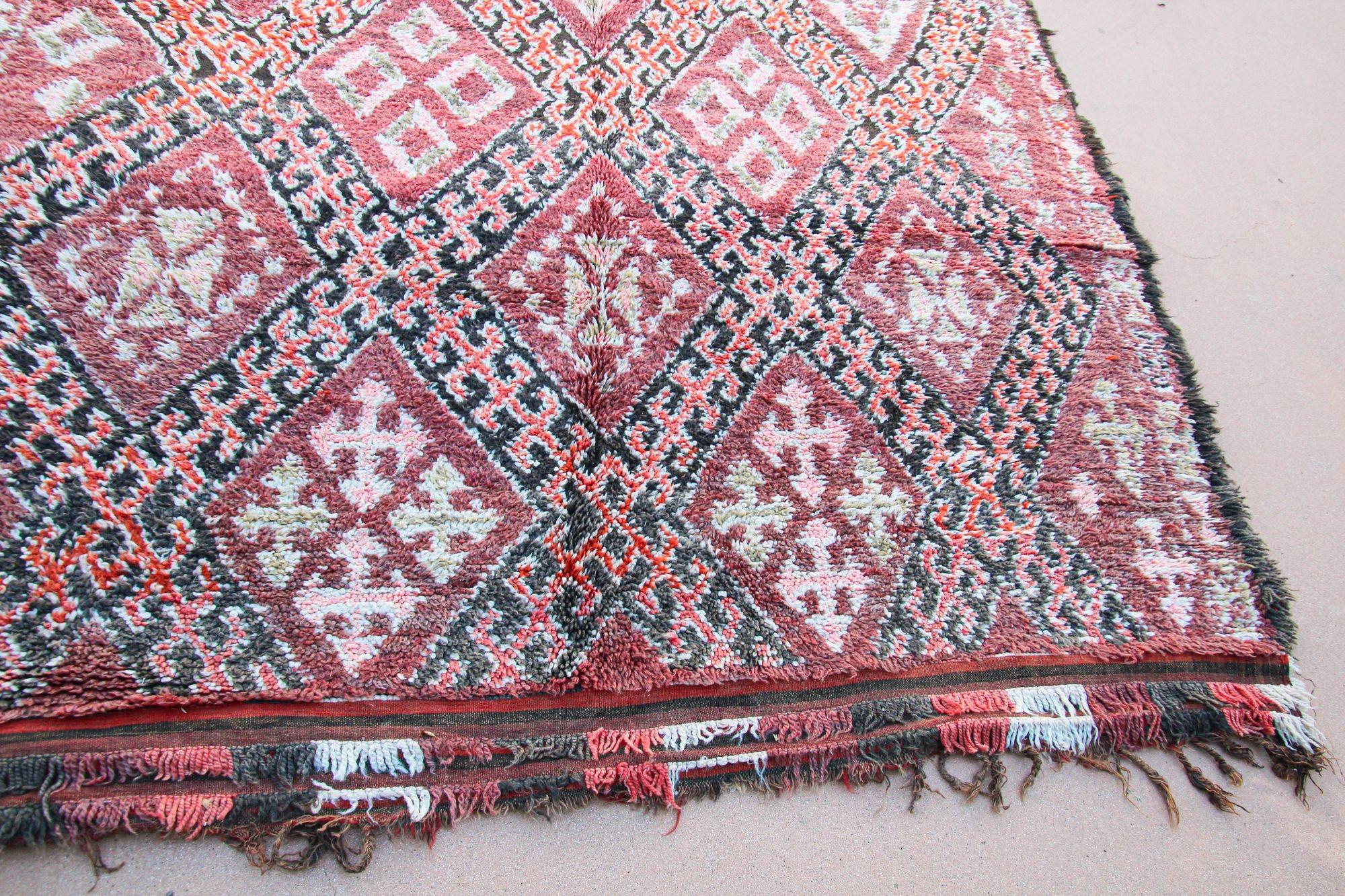 1960s Moroccan Berber Rug Pink Vintage Rehmana Marrakech Carpet For Sale 8