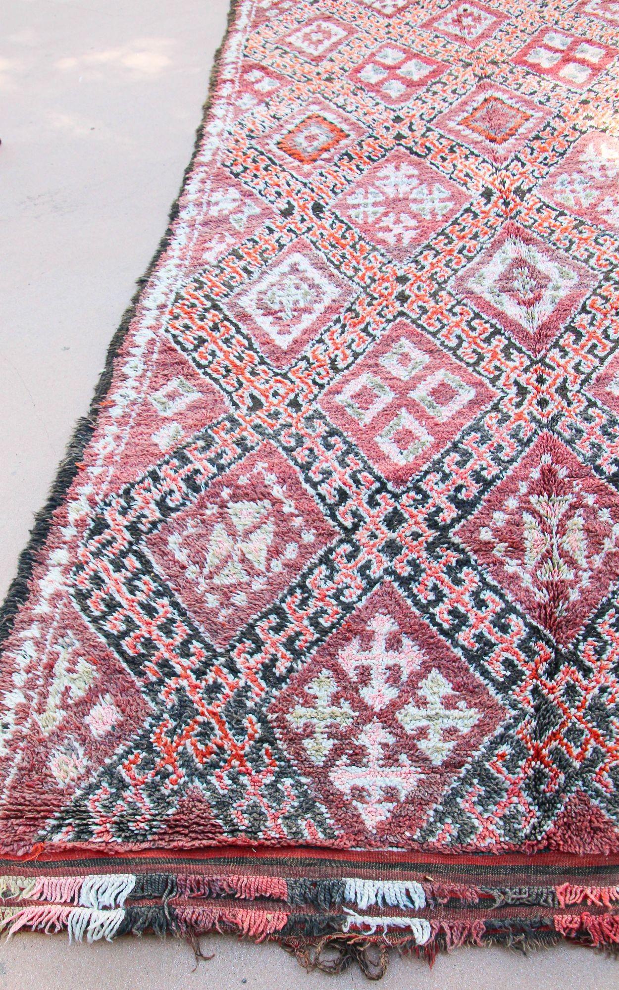 1960s Moroccan Berber Rug Pink Vintage Rehmana Marrakech Carpet For Sale 9