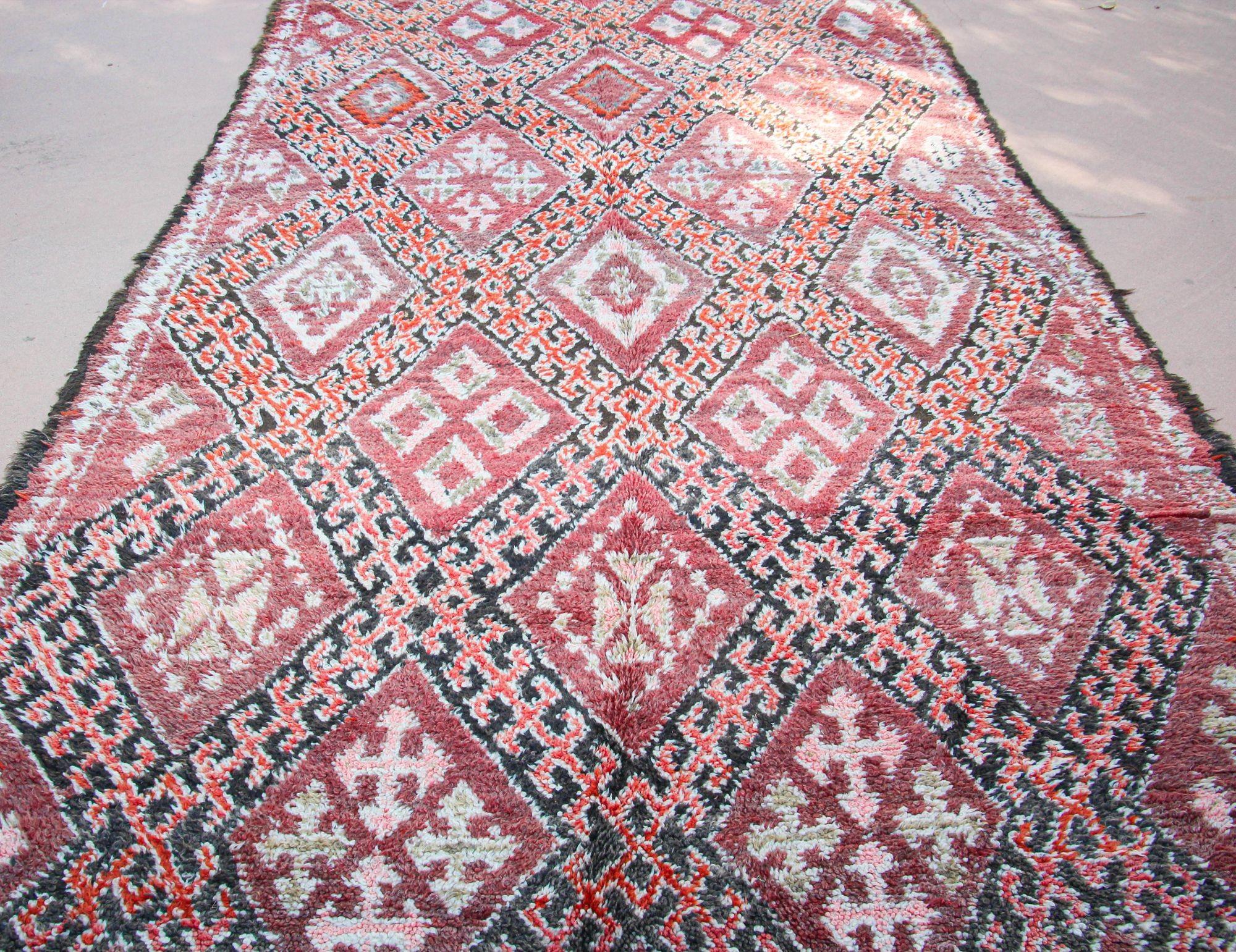 1960s Moroccan Berber Rug Pink Vintage Rehmana Marrakech Carpet For Sale 10