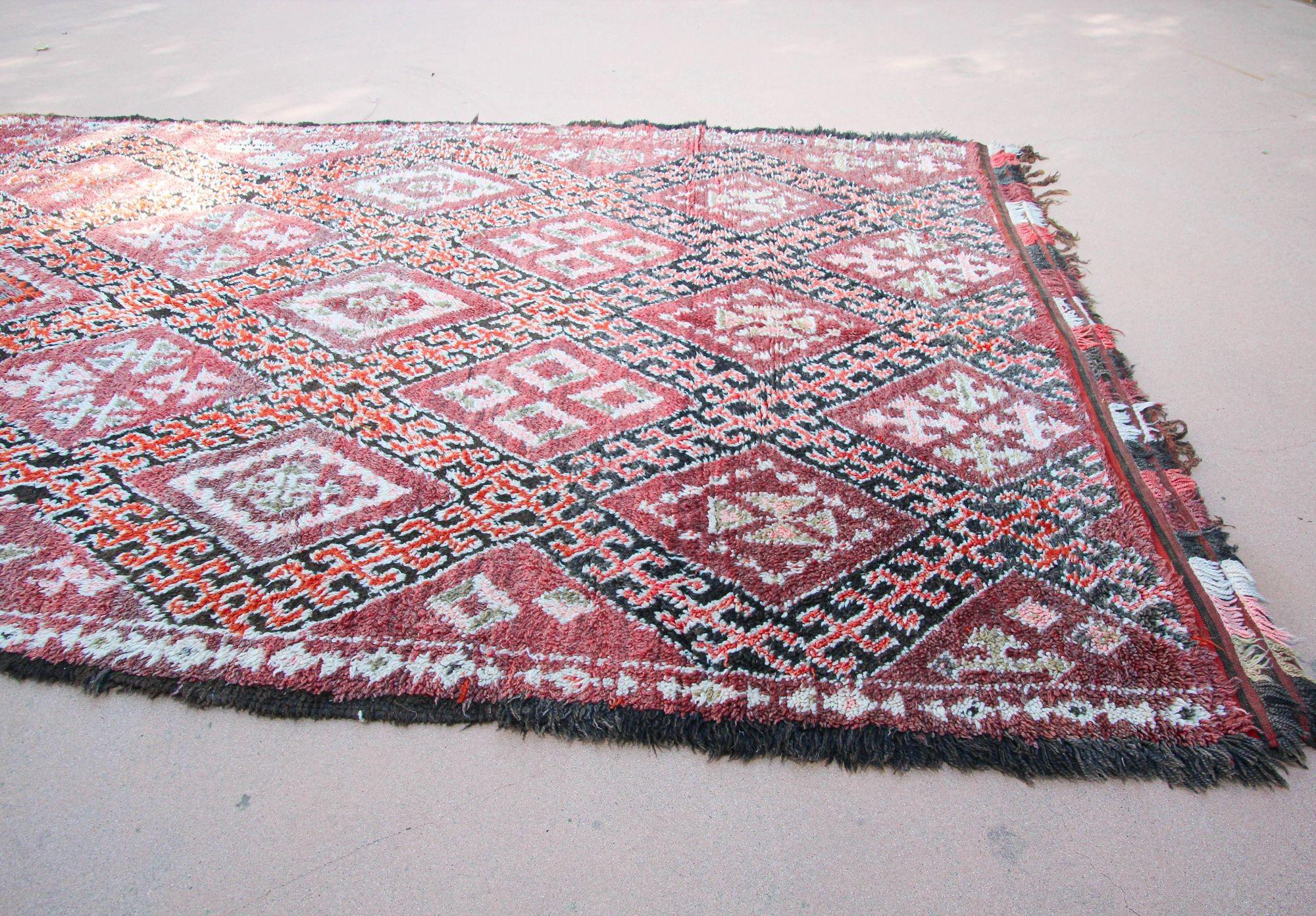 1960s Moroccan Berber Rug Pink Vintage Rehmana Marrakech Carpet For Sale 11