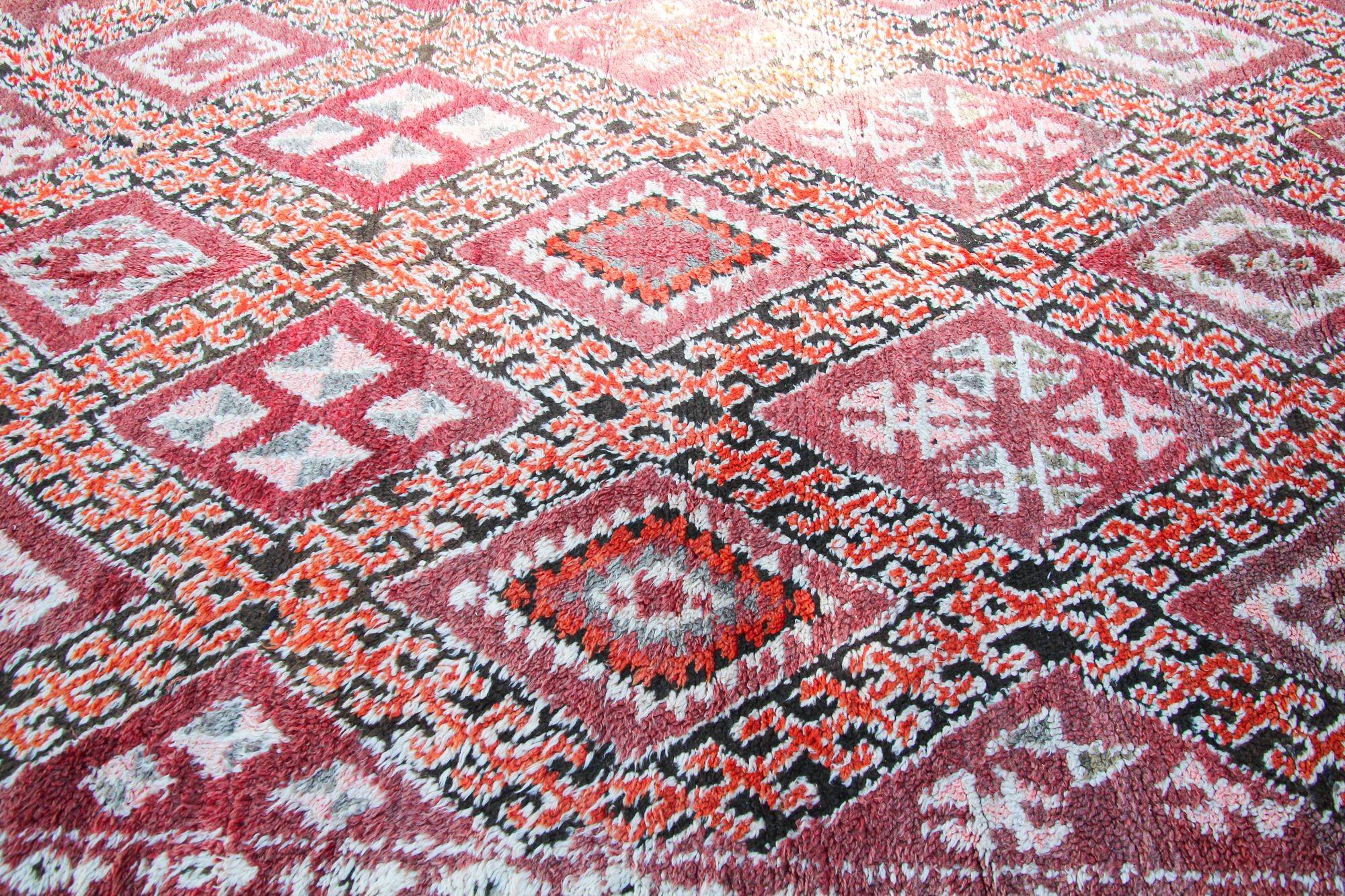 1960s Moroccan Berber Rug Pink Vintage Rehmana Marrakech Carpet For Sale 12