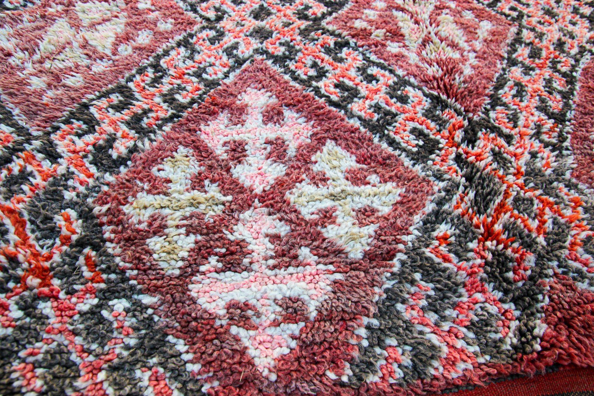 Tissé à la main Tapis berbère marocain rose vintage Rehmana Marrakech des années 1960 en vente