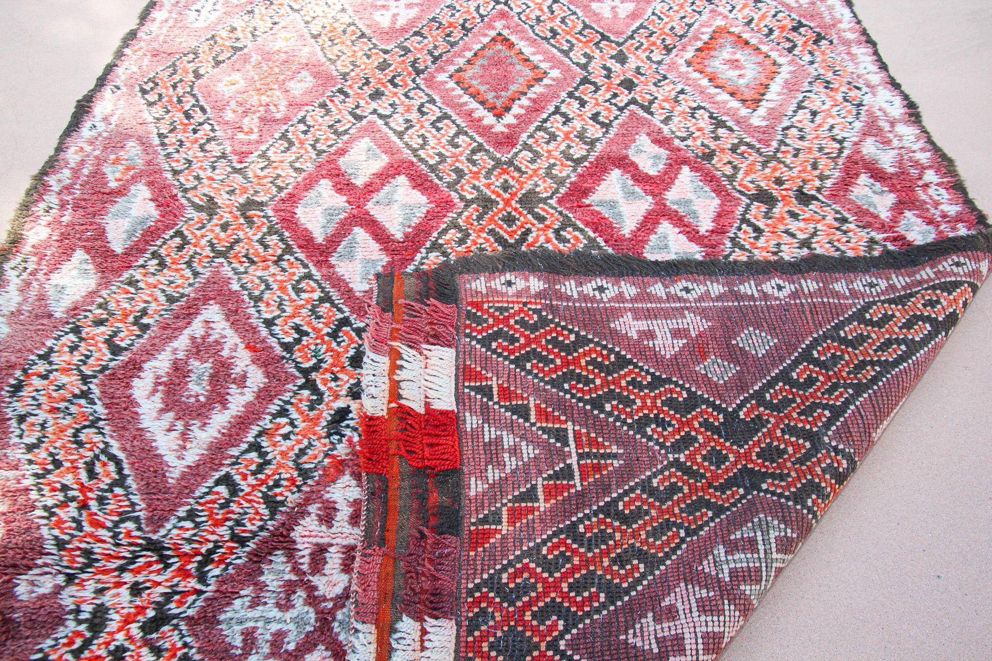 1960s Moroccan Berber Rug Pink Vintage Rehmana Marrakech Carpet For Sale 2