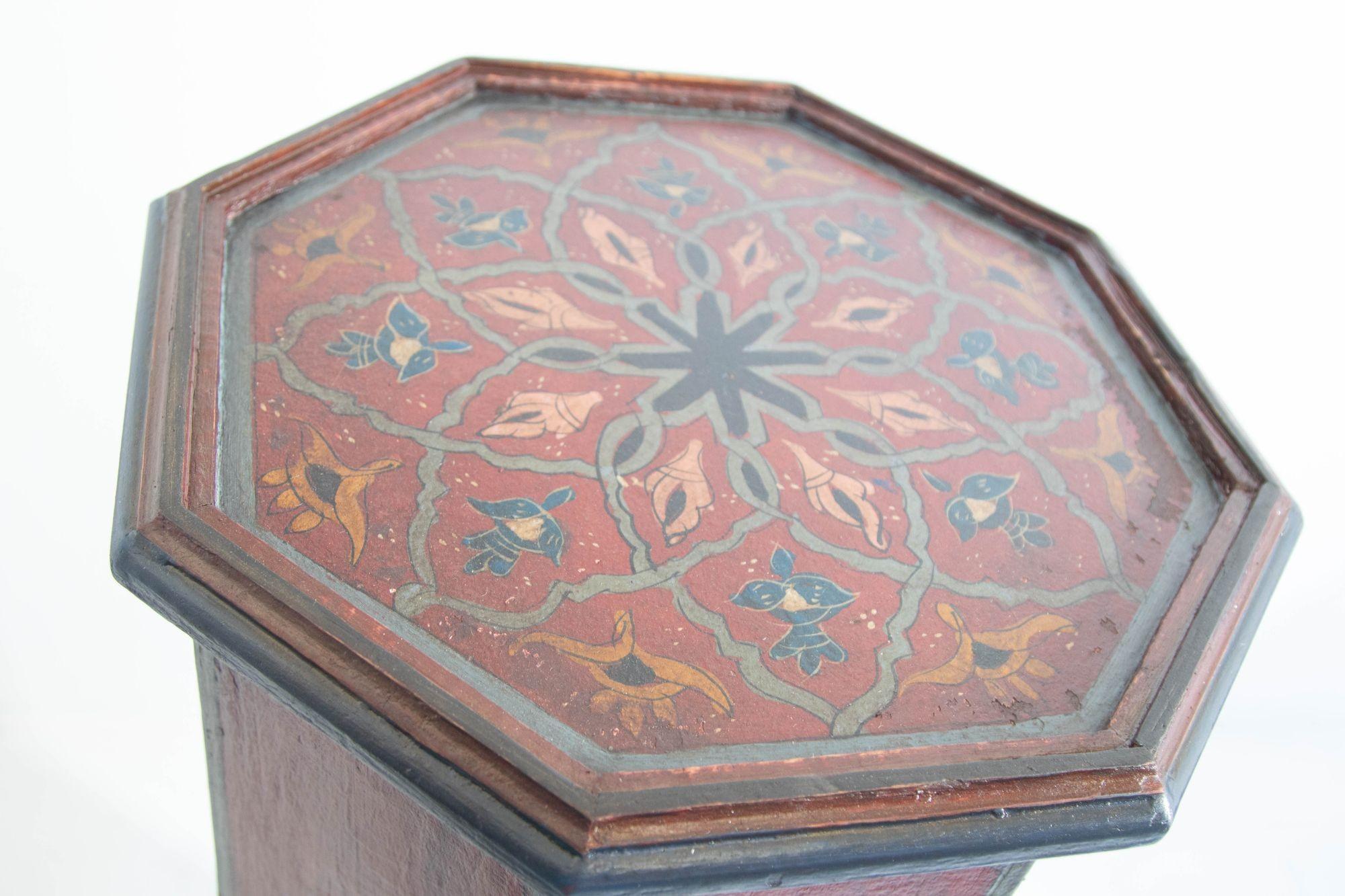 Tavolo rosso ottagonale con piedistallo marocchino 1960s in vendita 3