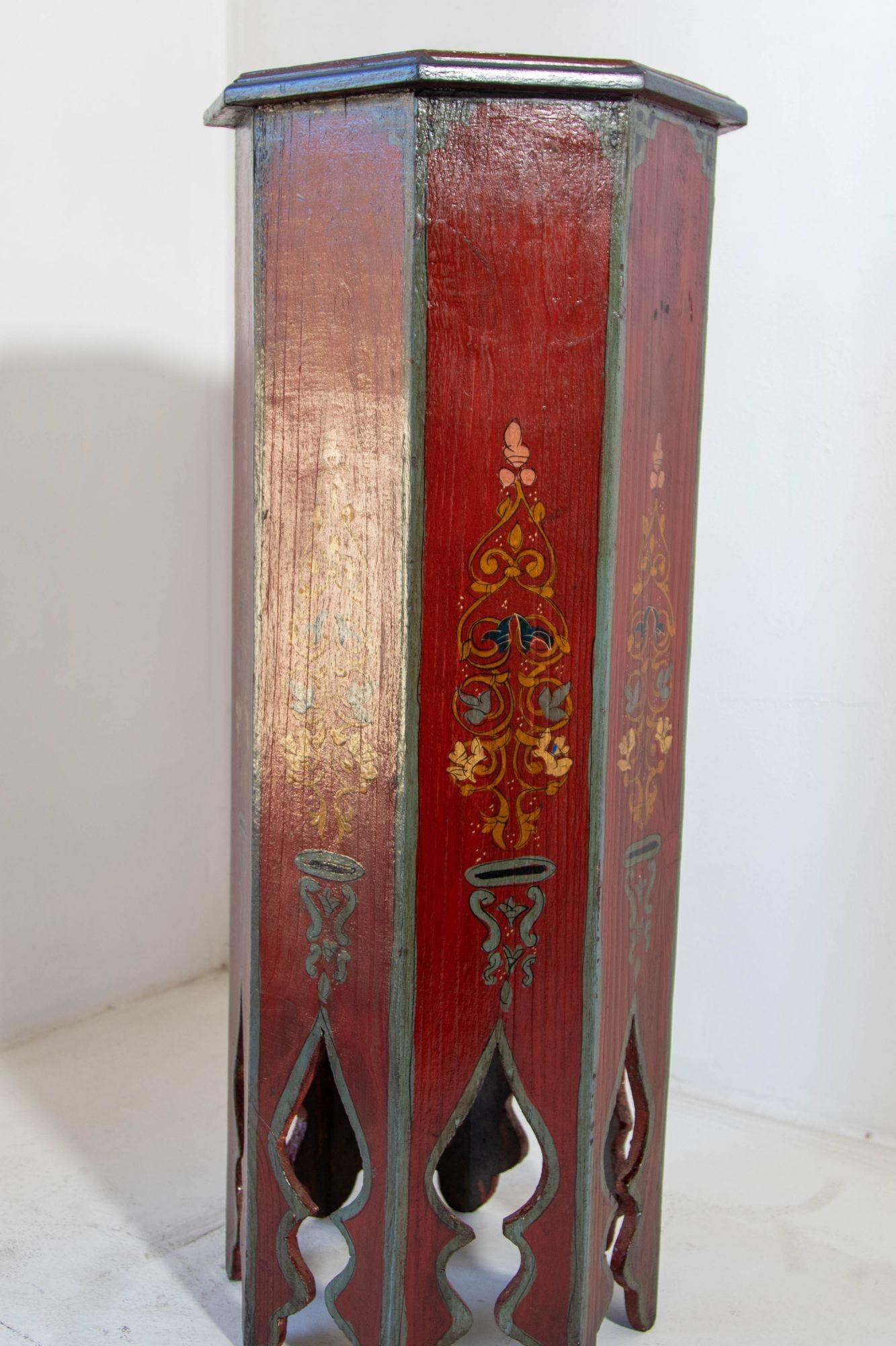 Tavolo rosso ottagonale con piedistallo marocchino 1960s in vendita 6