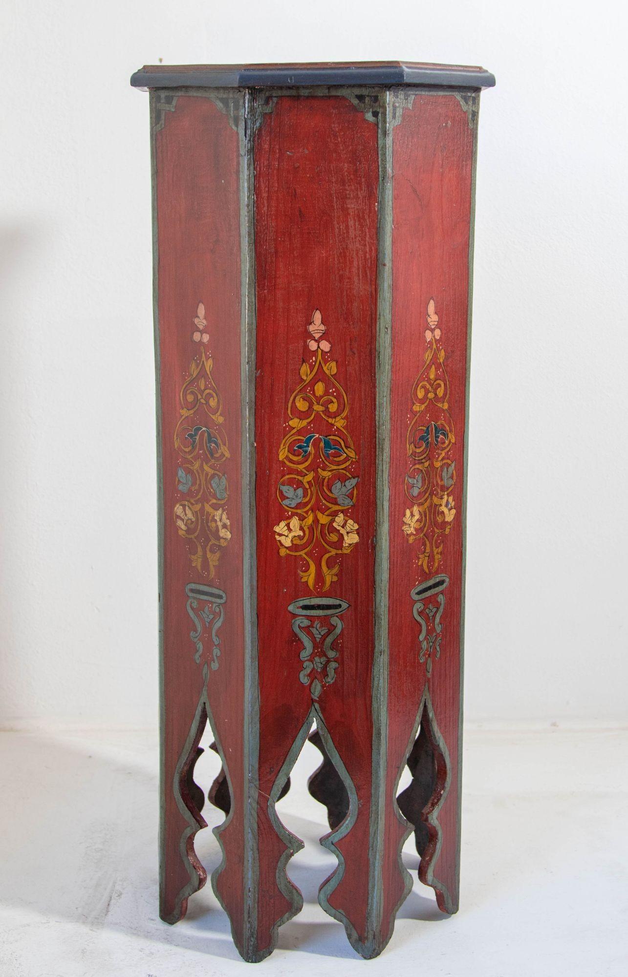 Arte popolare Tavolo rosso ottagonale con piedistallo marocchino 1960s in vendita