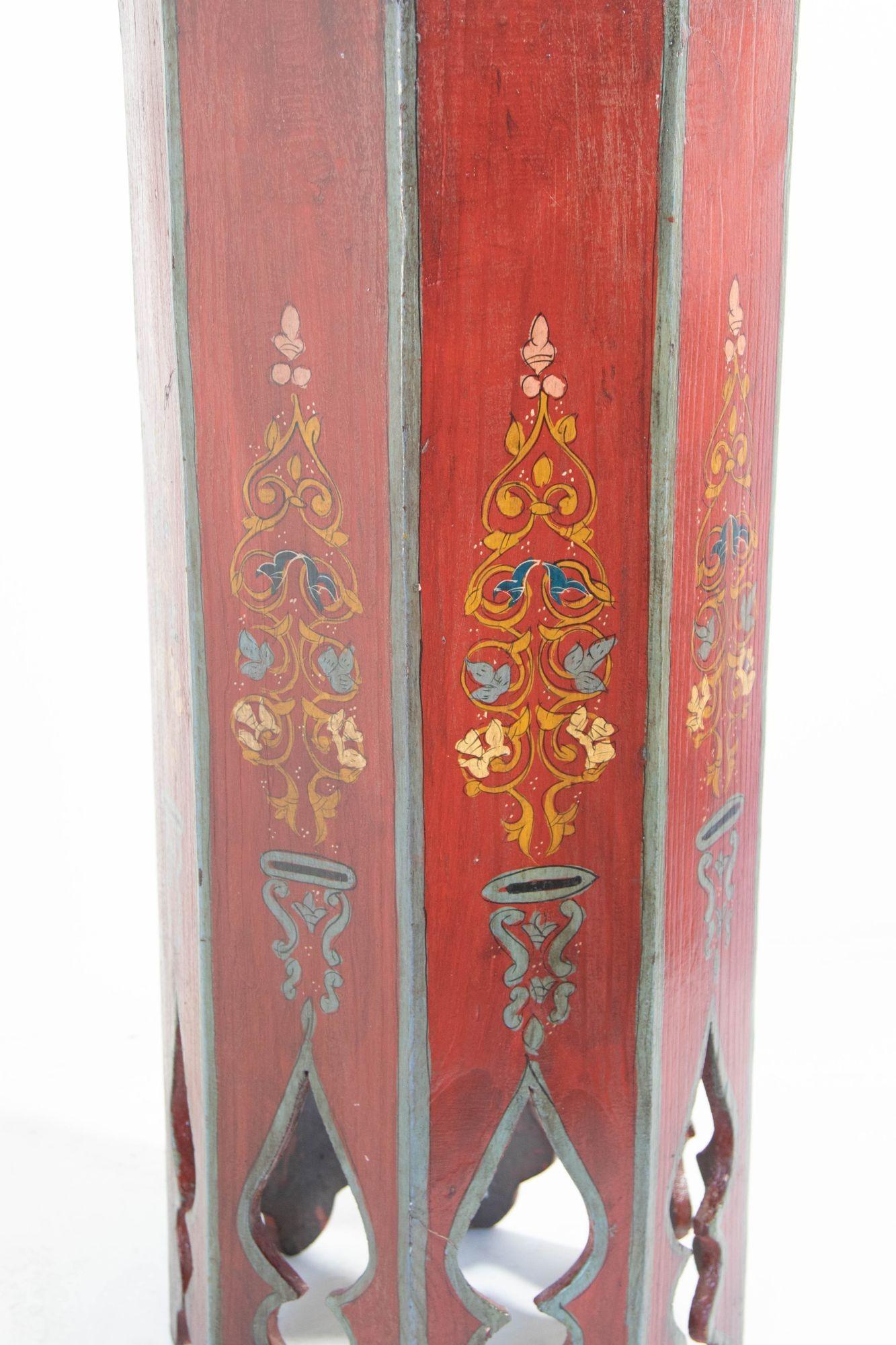 Marocchino Tavolo rosso ottagonale con piedistallo marocchino 1960s in vendita