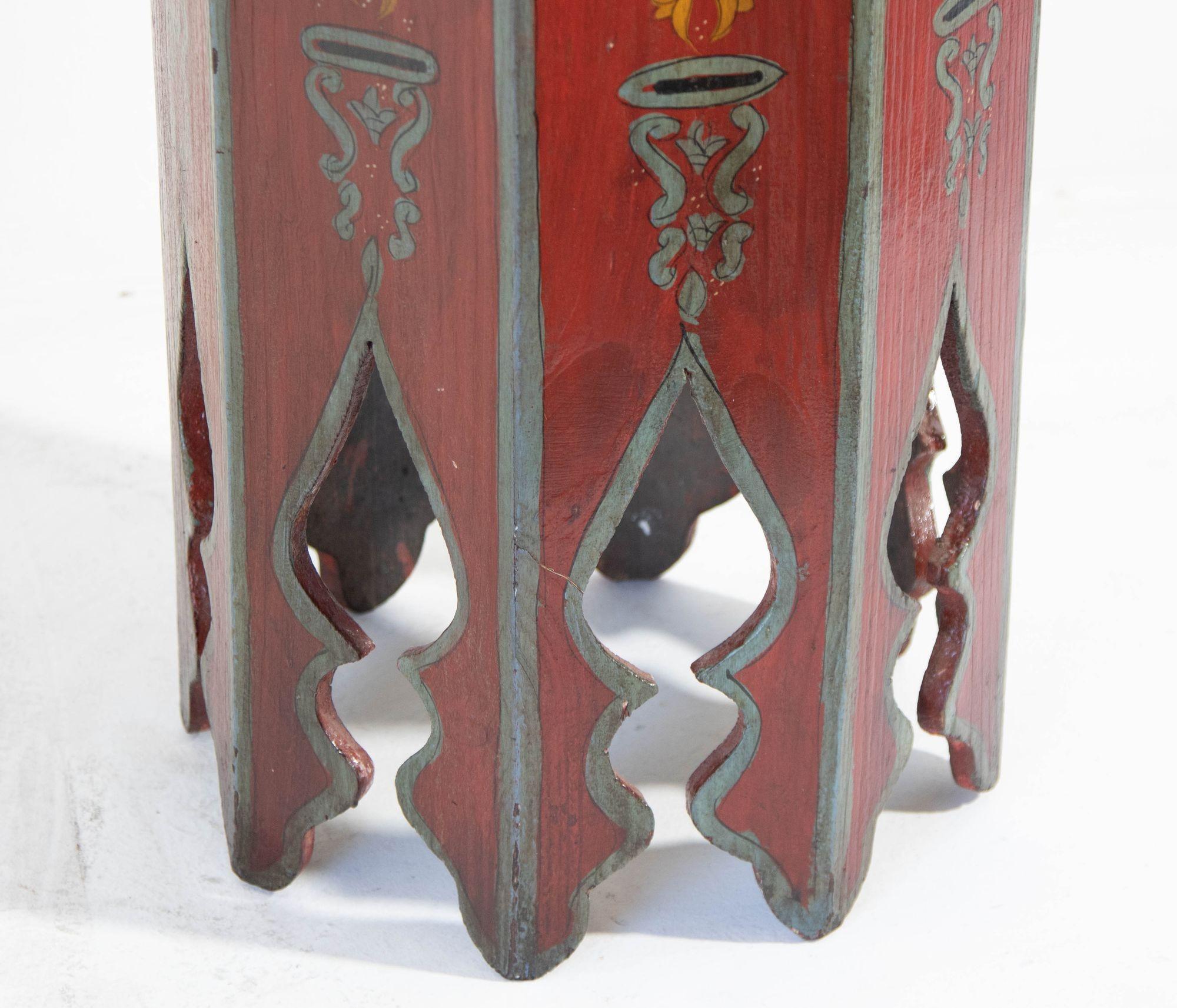 Fatto a mano Tavolo rosso ottagonale con piedistallo marocchino 1960s in vendita