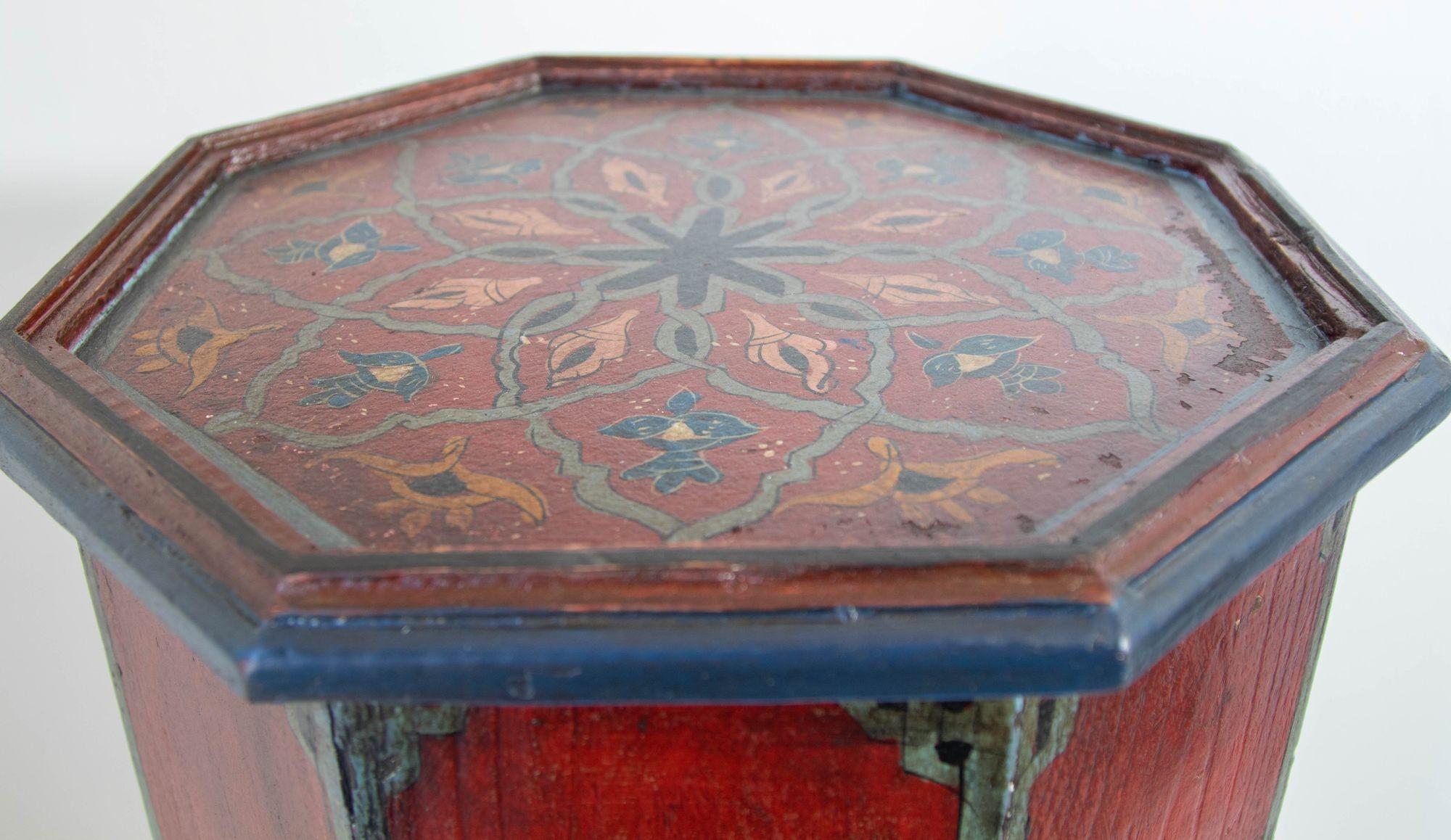 XX secolo Tavolo rosso ottagonale con piedistallo marocchino 1960s in vendita