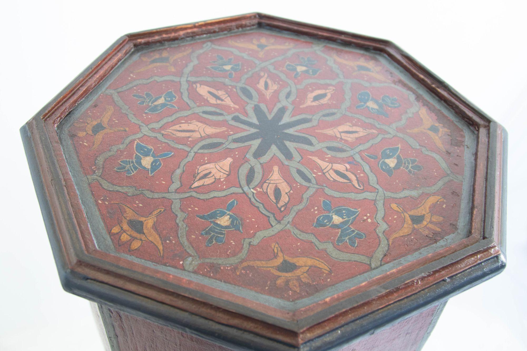 Legno Tavolo rosso ottagonale con piedistallo marocchino 1960s in vendita