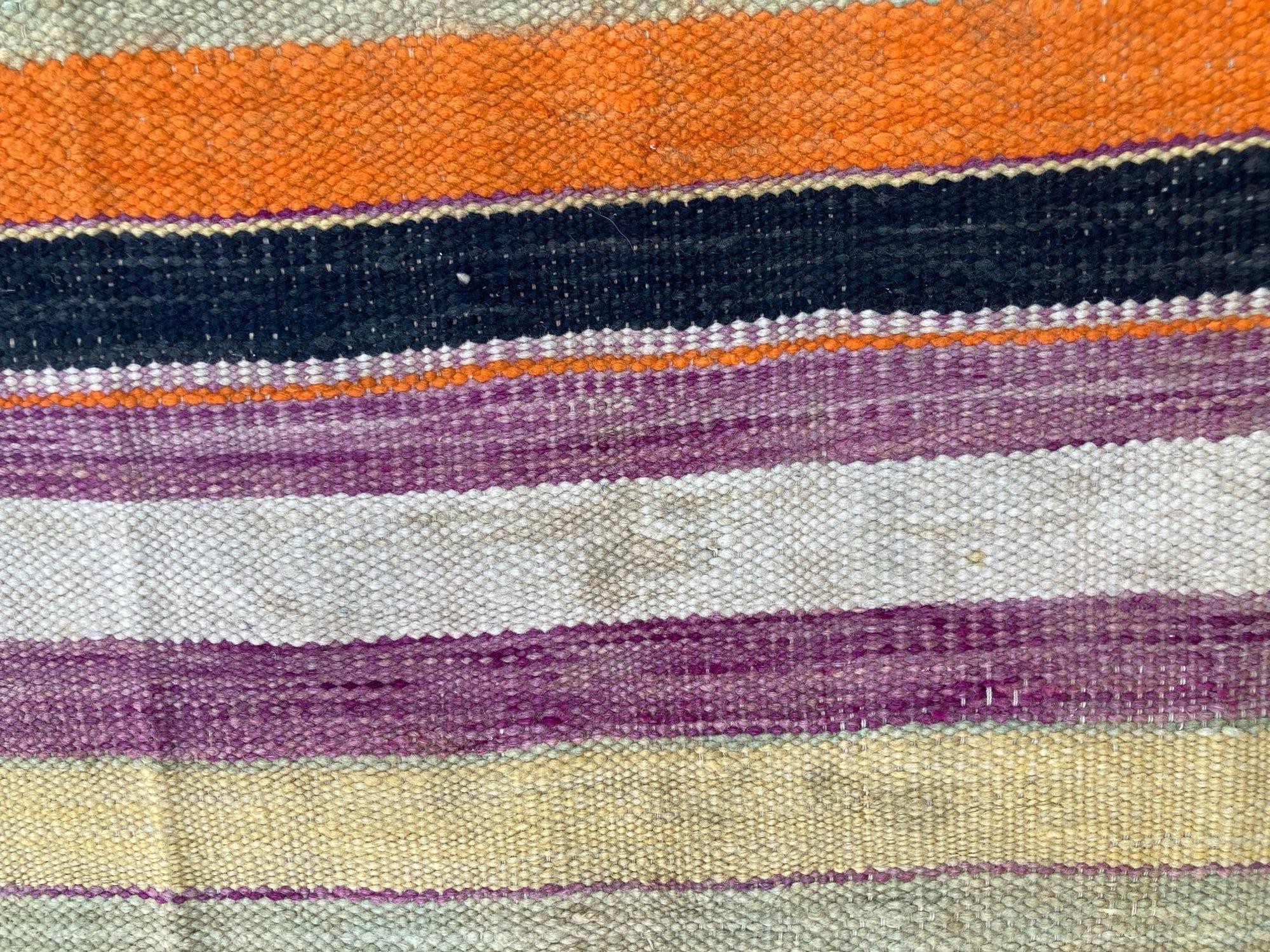 1960er Marokkanischer Stammesteppich Handgewebter Nordafrikanischer Ethnischer Textilbodenbelag im Angebot 3