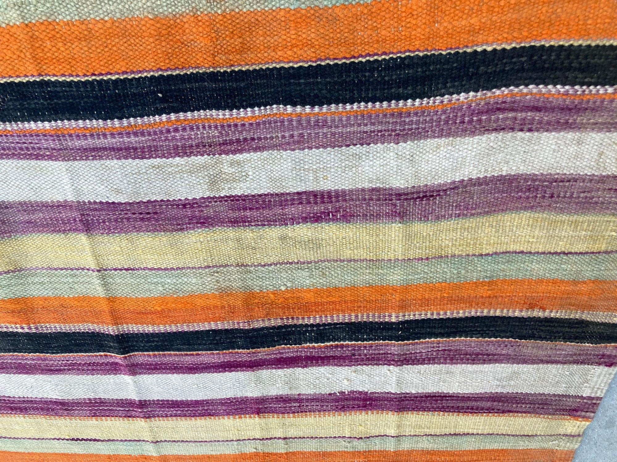 1960er Marokkanischer Stammesteppich Handgewebter Nordafrikanischer Ethnischer Textilbodenbelag im Angebot 4