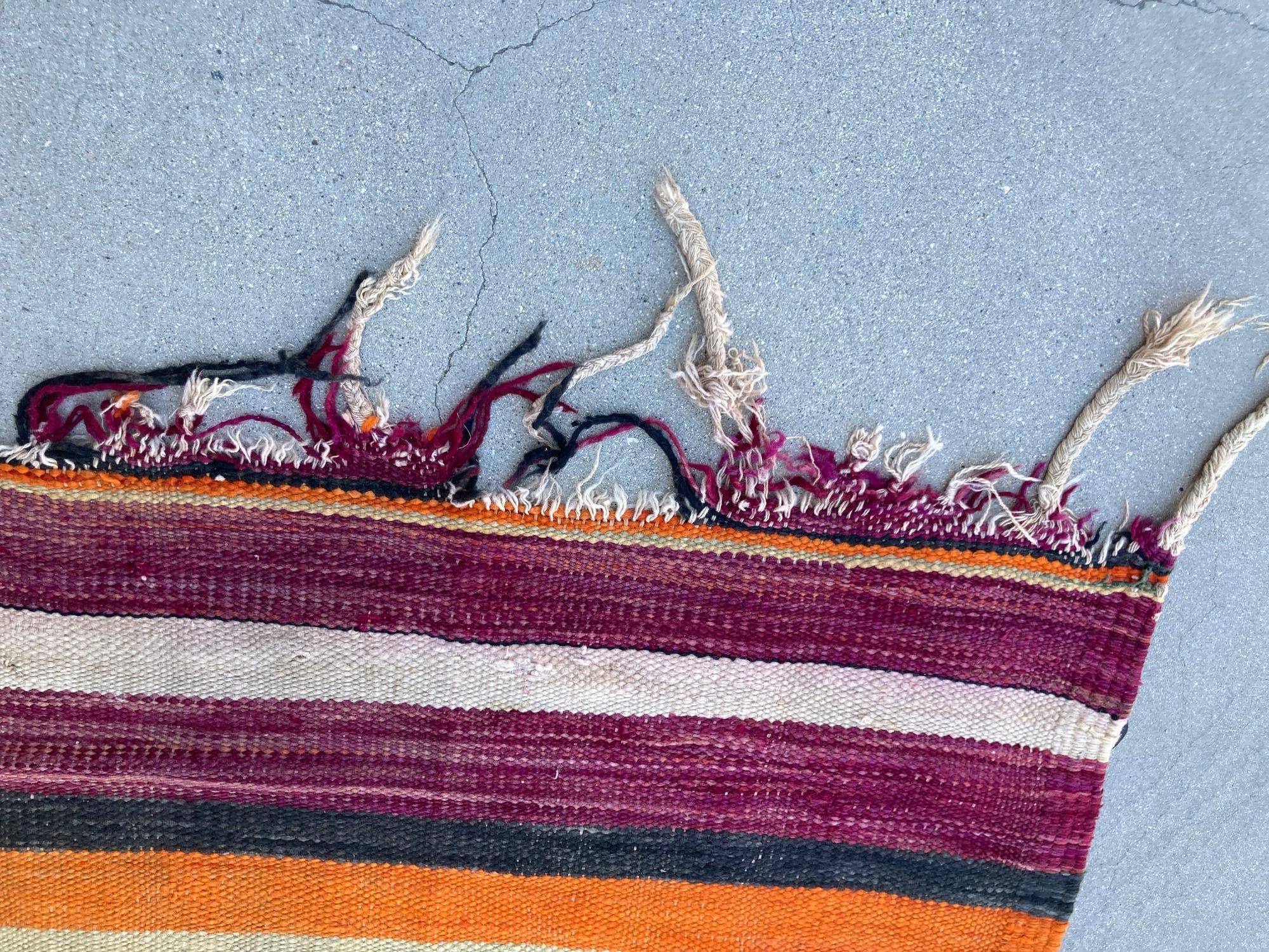 1960er Marokkanischer Stammesteppich Handgewebter Nordafrikanischer Ethnischer Textilbodenbelag im Angebot 6
