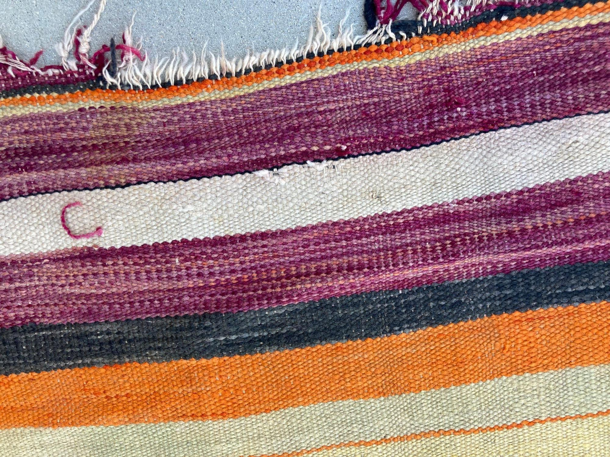 1960er Marokkanischer Stammesteppich Handgewebter Nordafrikanischer Ethnischer Textilbodenbelag im Angebot 7
