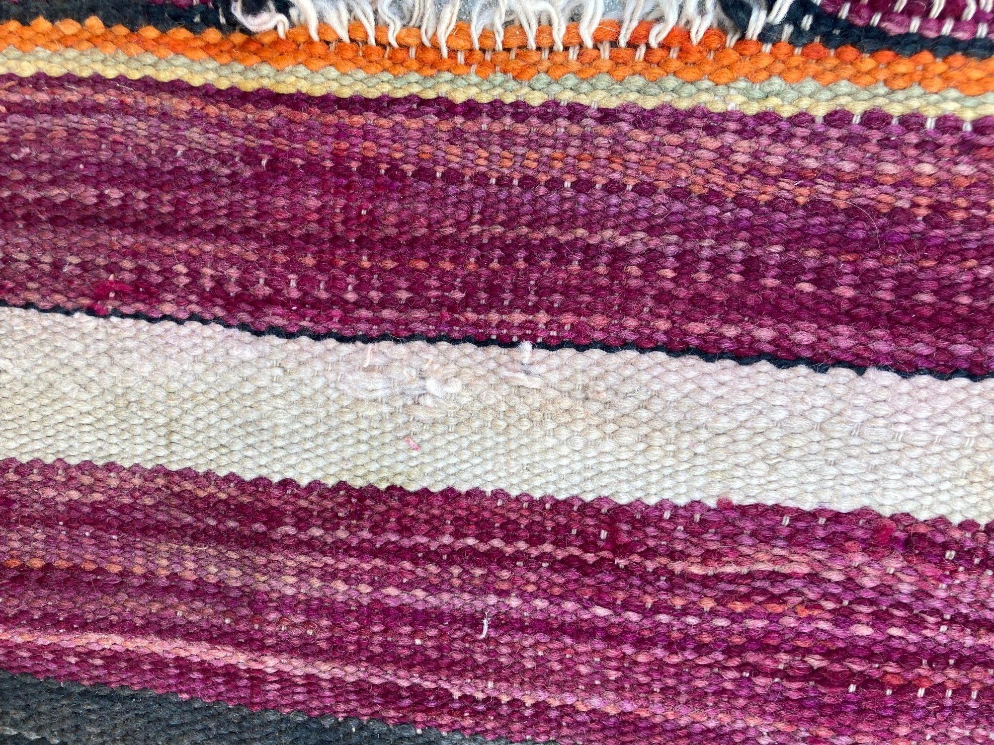 1960er Marokkanischer Stammesteppich Handgewebter Nordafrikanischer Ethnischer Textilbodenbelag im Angebot 8