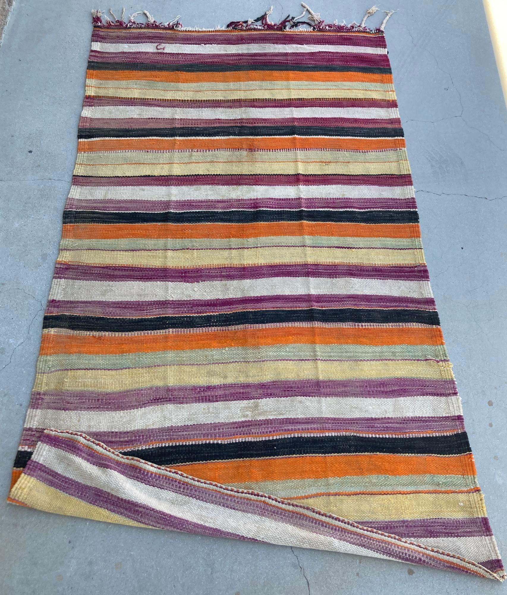 Artisanat Tapis tribal marocain des années 1960 - Revêtement de sol en textile ethnique tissé à la main d'Afrique du Nord en vente