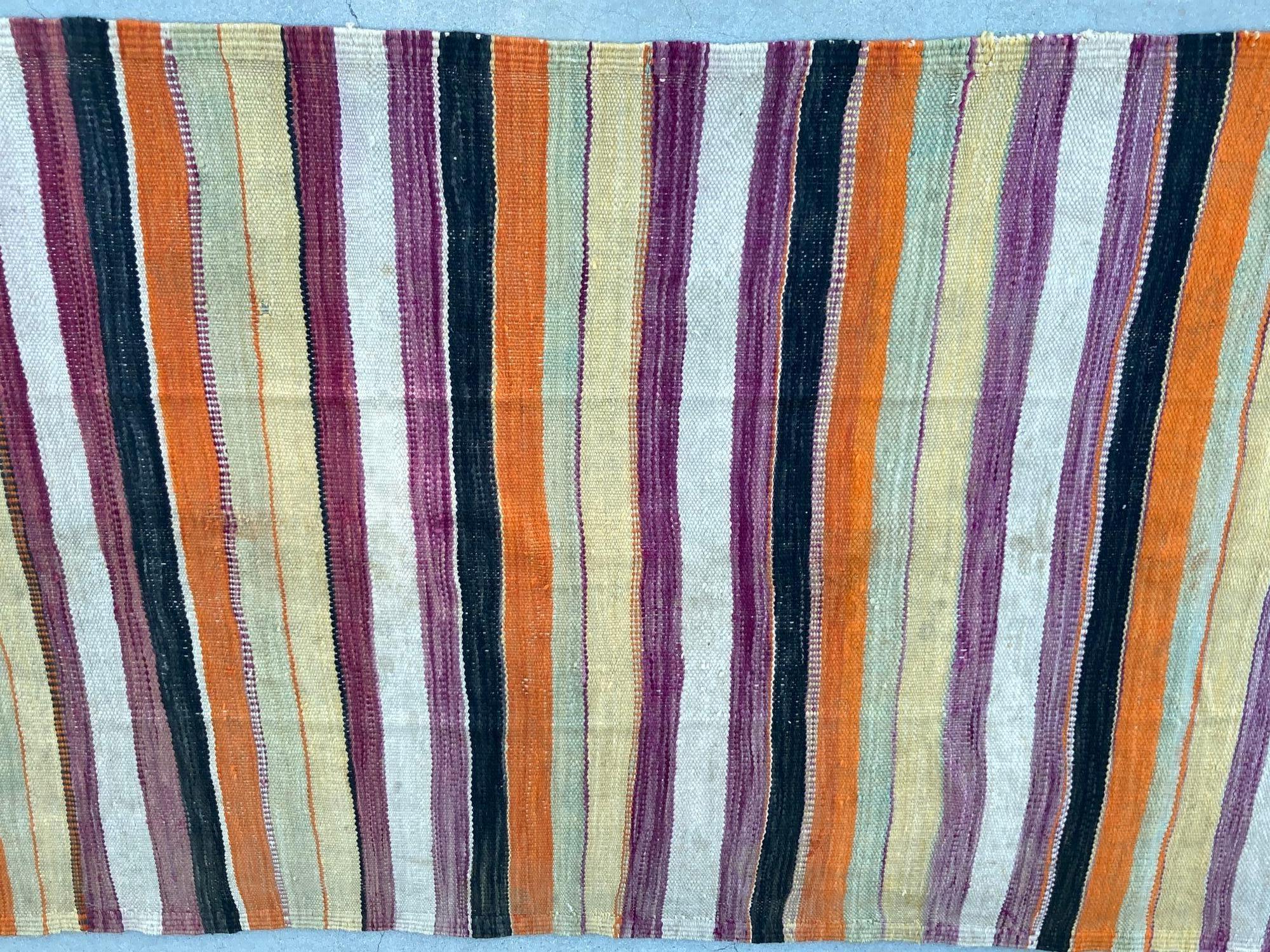1960er Marokkanischer Stammesteppich Handgewebter Nordafrikanischer Ethnischer Textilbodenbelag im Zustand „Starke Gebrauchsspuren“ im Angebot in North Hollywood, CA