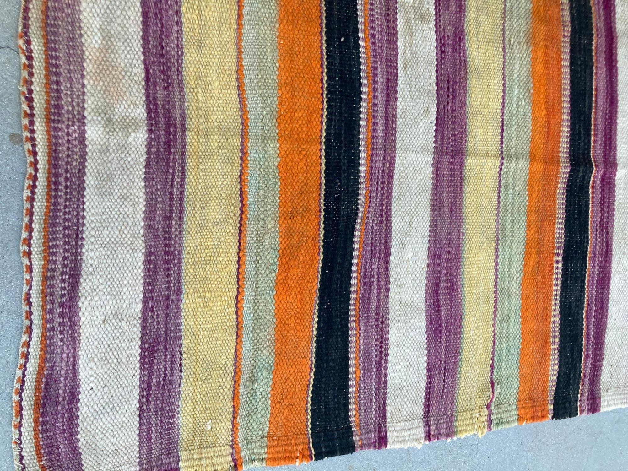 Tapis tribal marocain des années 1960 - Revêtement de sol en textile ethnique tissé à la main d'Afrique du Nord Abîmé - En vente à North Hollywood, CA