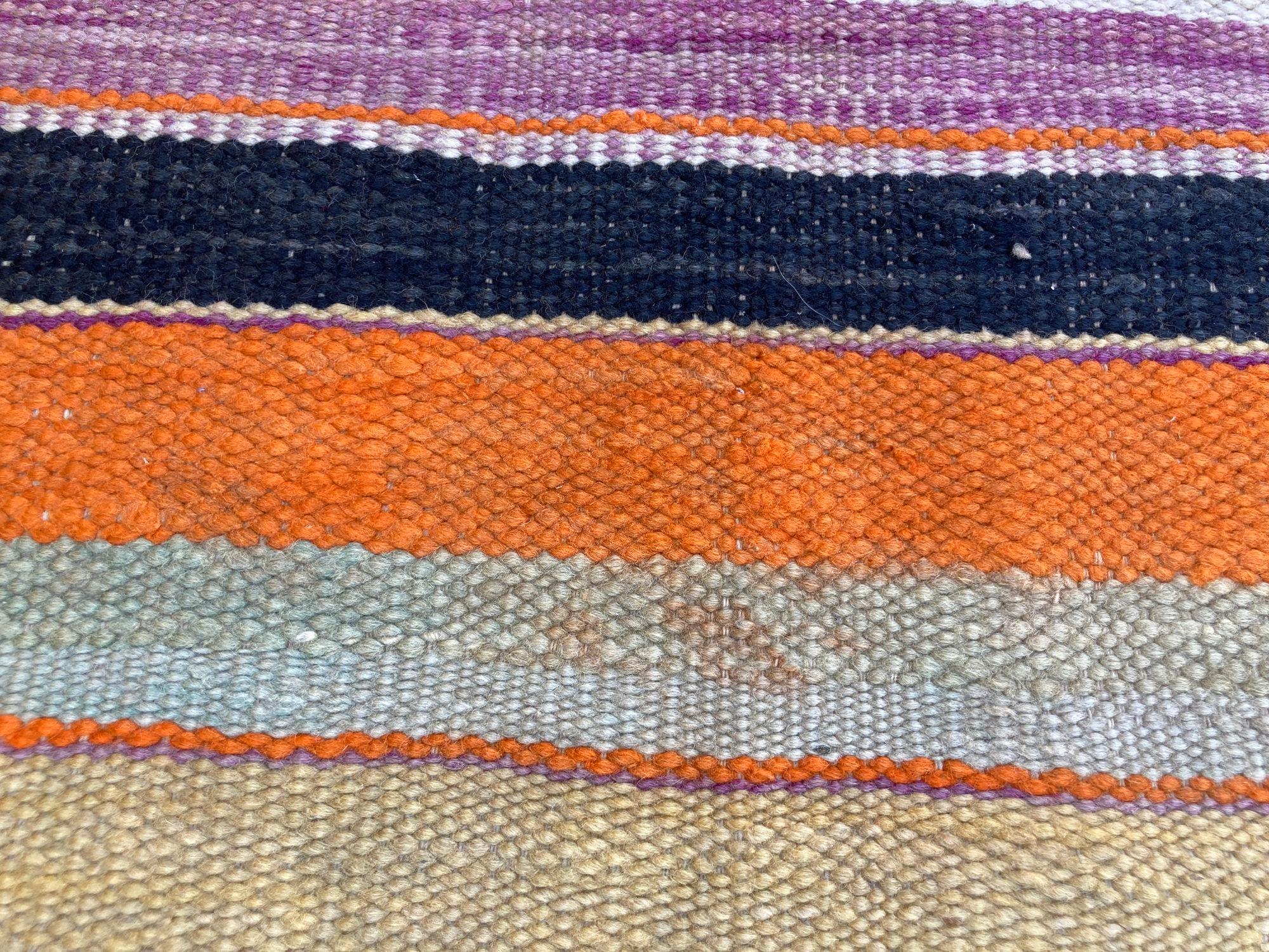1960er Marokkanischer Stammesteppich Handgewebter Nordafrikanischer Ethnischer Textilbodenbelag im Angebot 1