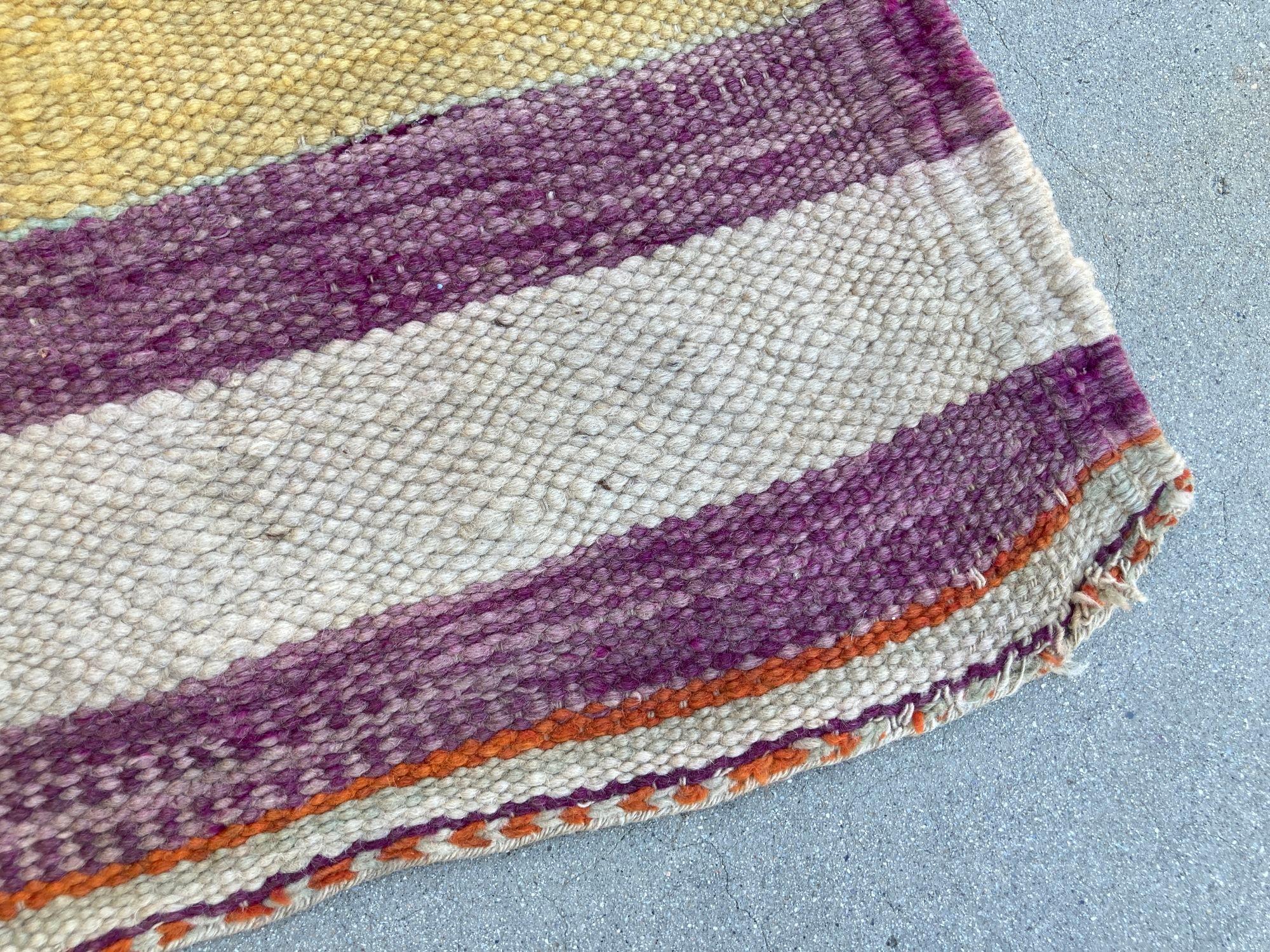 1960er Marokkanischer Stammesteppich Handgewebter Nordafrikanischer Ethnischer Textilbodenbelag im Angebot 2